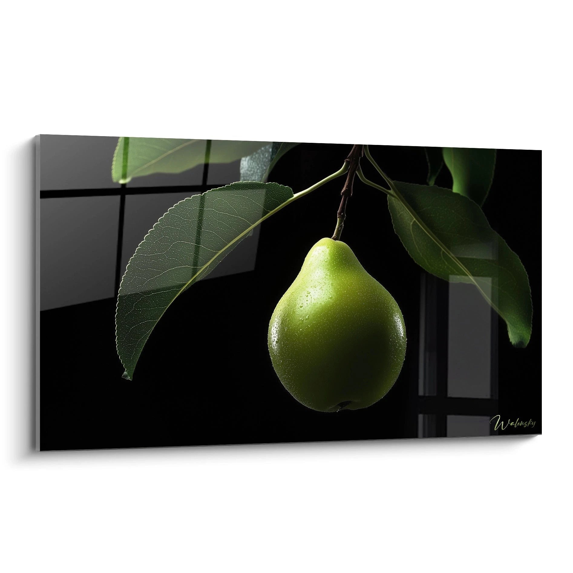 Un tableau poire illustrant un fruit suspendu sur un fond noir, avec des nuances de vert vif et blanc, des feuilles détaillées et des gouttelettes d’eau accentuant la texture lisse du fruit.