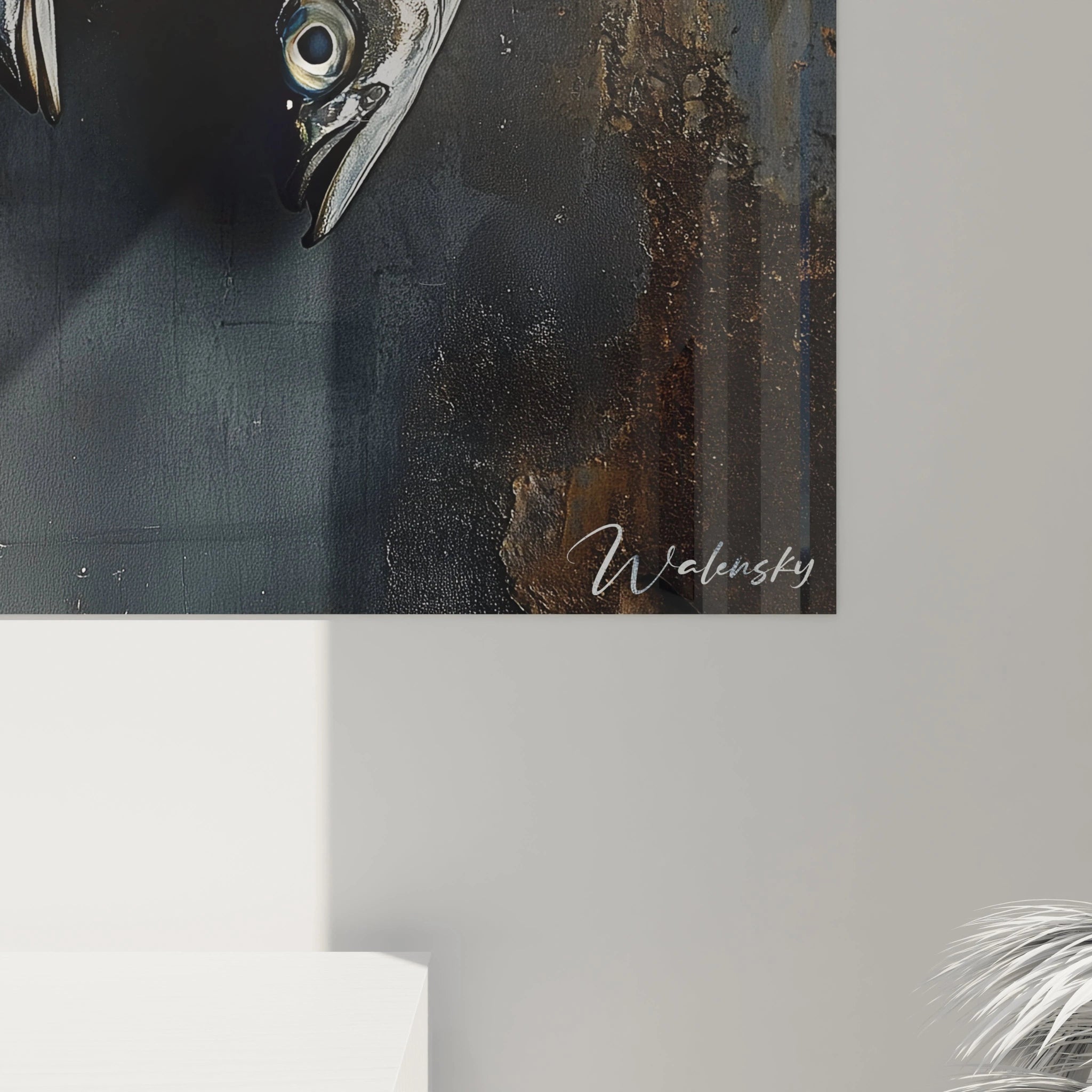 Un tableau poisson représentant trois poissons suspendus, aux tons métalliques et aux textures lisses, mis en valeur par un arriÚre-plan sombre et granuleux, accentuant le contraste des surfaces.