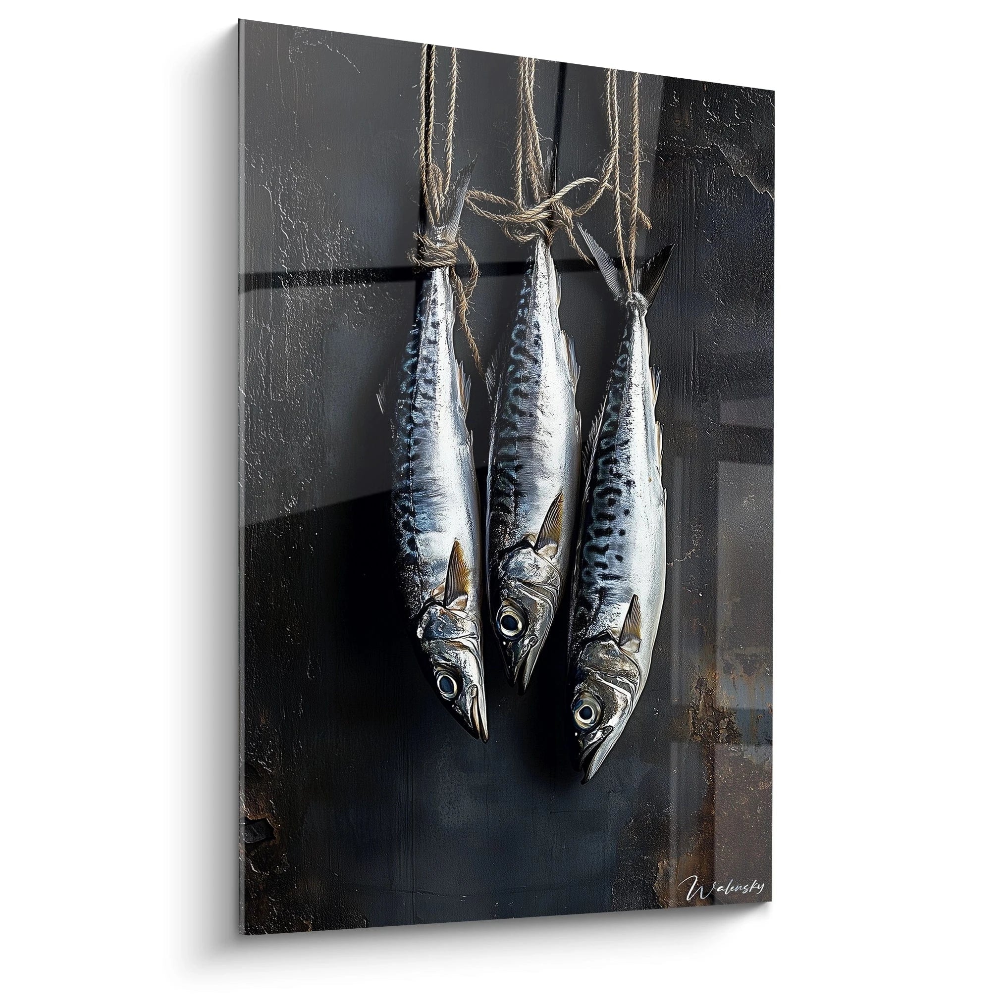 Un tableau poisson représentant trois poissons suspendus par des cordes, aux teintes argentées et noires, sur un fond sombre et texturé aux effets rugueux et contrastés.