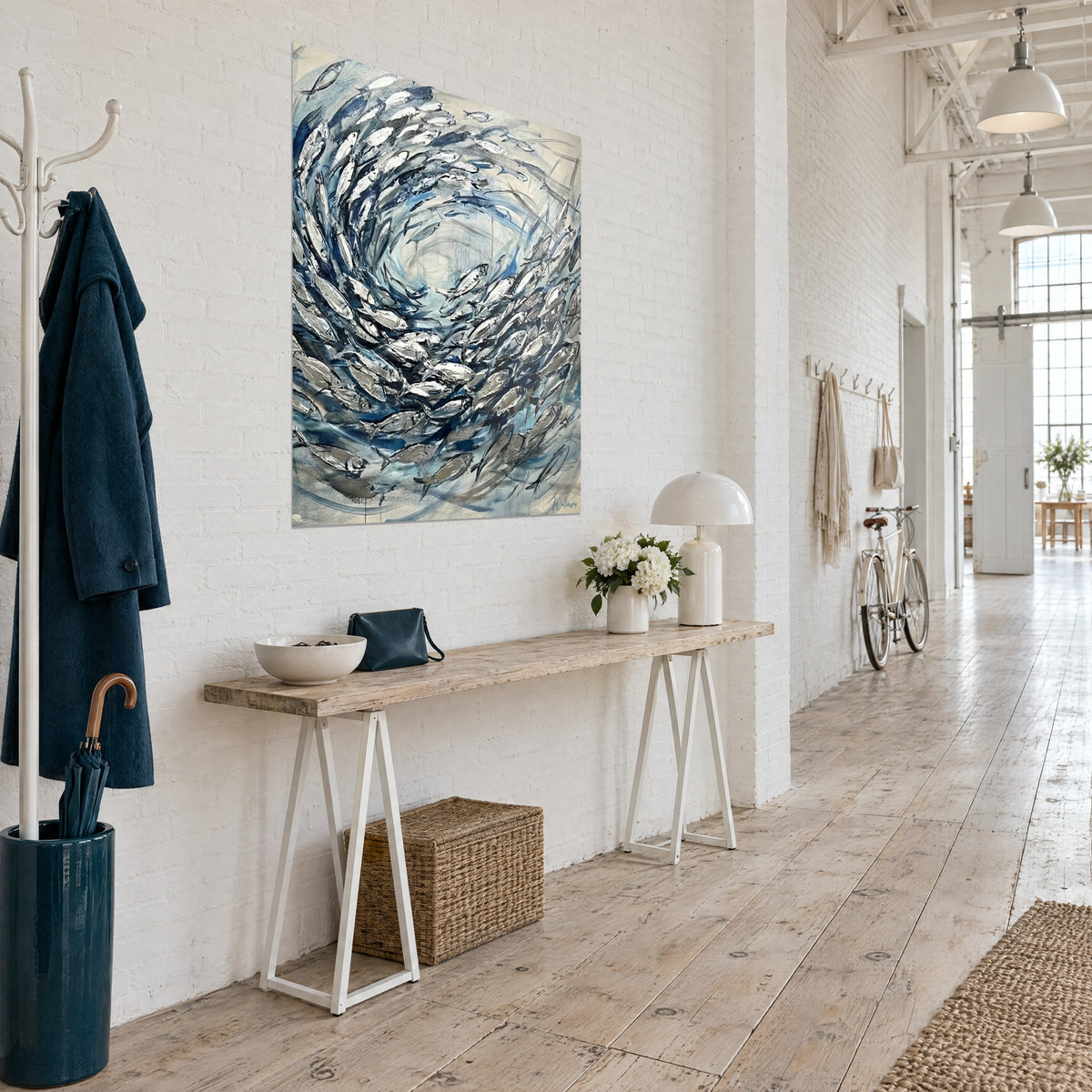 Tableau tourbillon de poissons aux écailles blanc nacré sur fond bleu cobalt et gris, vu de trois-quarts, loft d'artiste