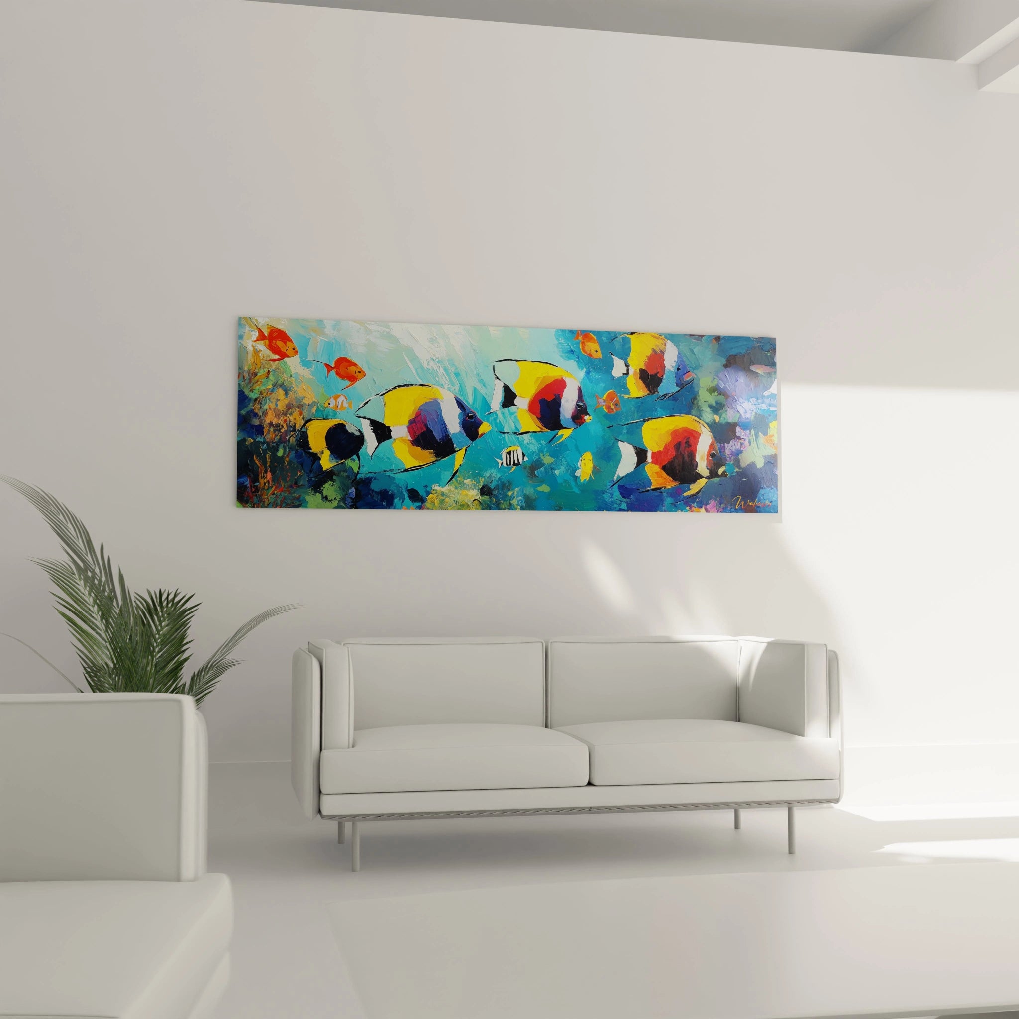 Tableau poisson ange coloré accroché dans un salon moderne avec canapé blanc et plante verte