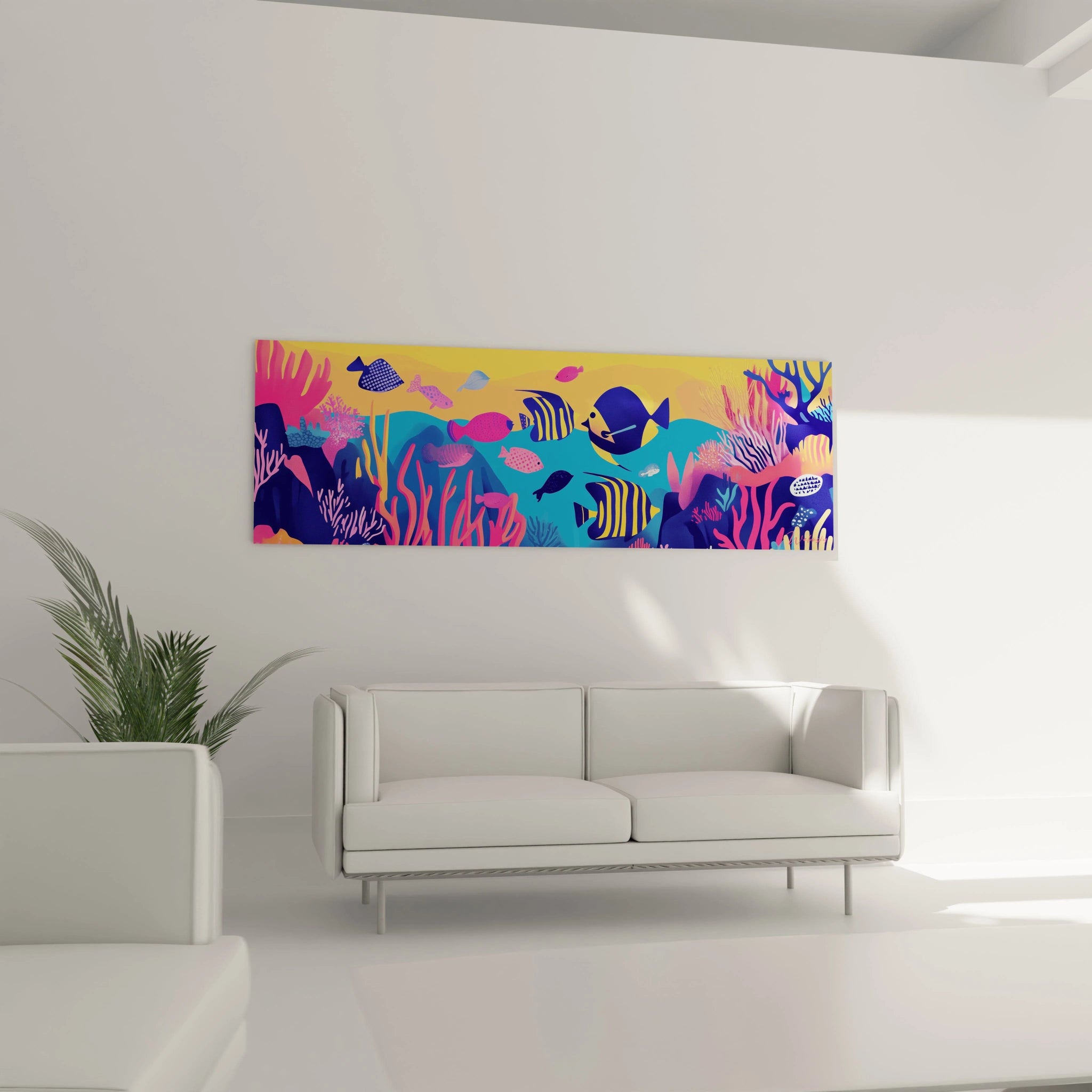 Tableau poisson ange coloré Walensky suspendu au-dessus d'un canapé blanc dans un salon moderne