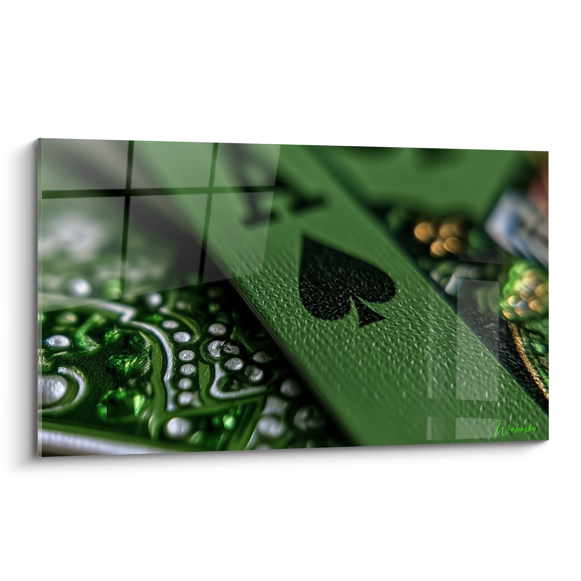 As de pique vert sombre et argenté imprimé en gros plan, texture granuleuse sur ce tableau poker.