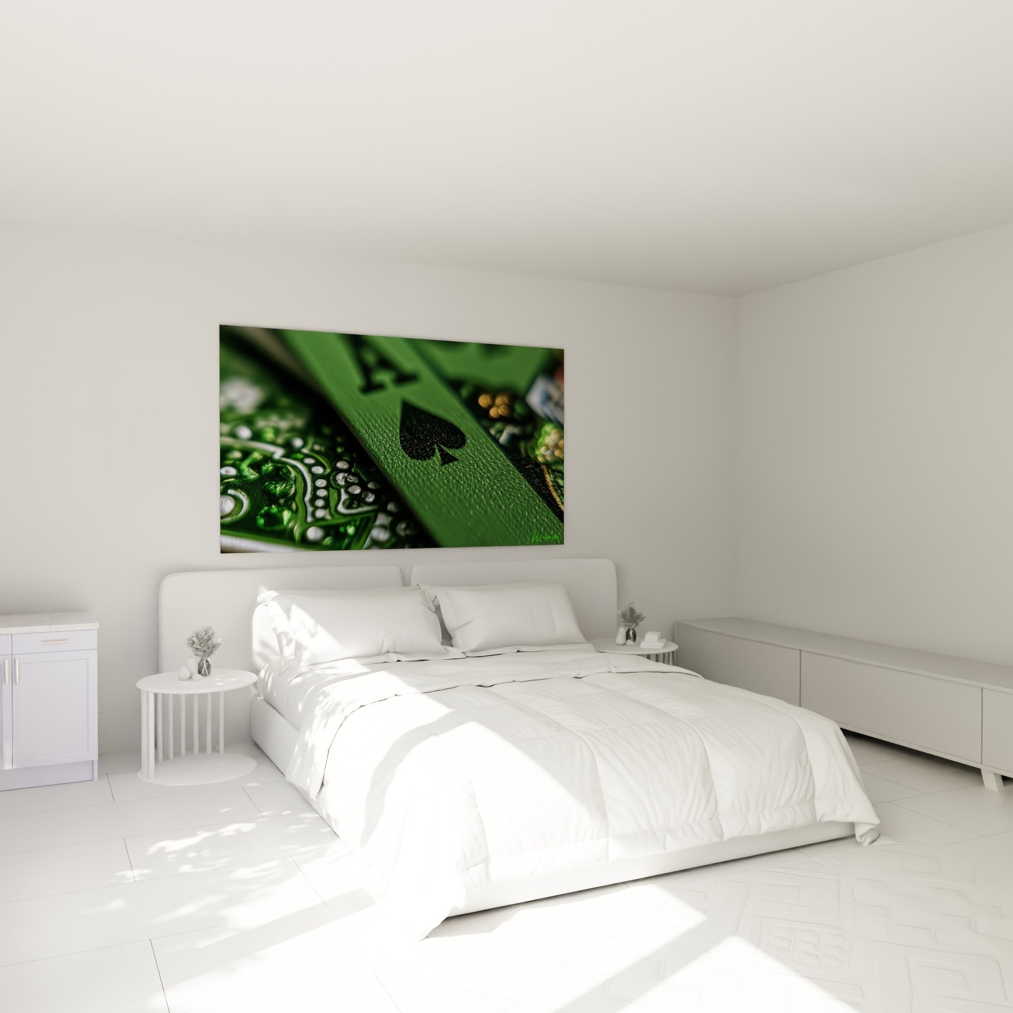 Carte à jouer verte et dorée, symbole pique gravé, accrochée au-dessus d'un lit dans une chambre claire.