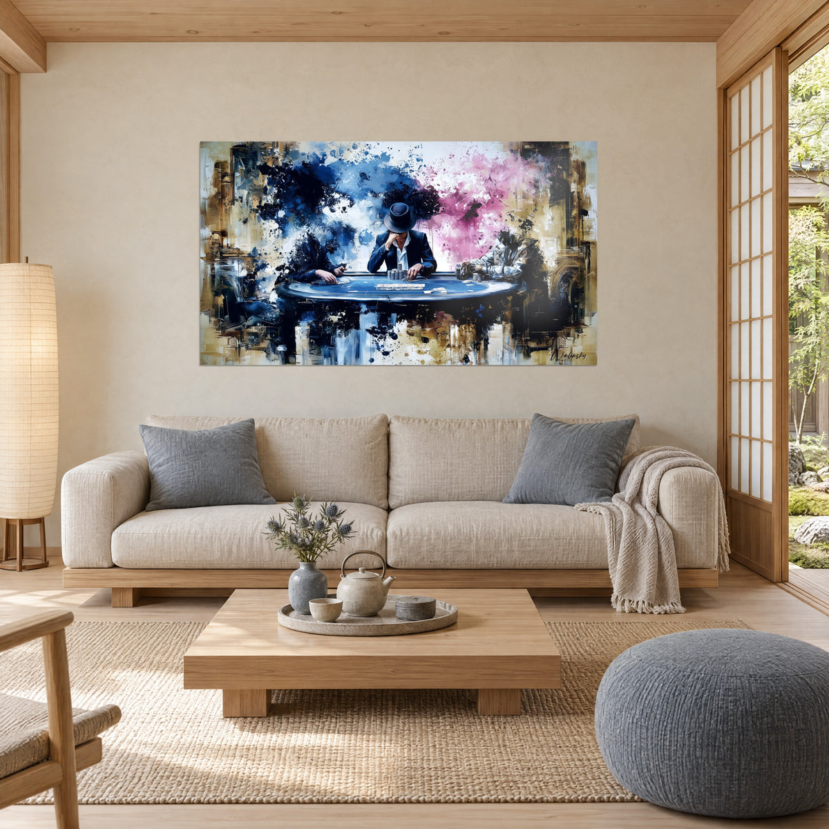 Cuadro jugador de póker con sombrero azul marino, salpicaduras azules y rosas sobre fondo dorado, encima de un sofá en un salón luminoso