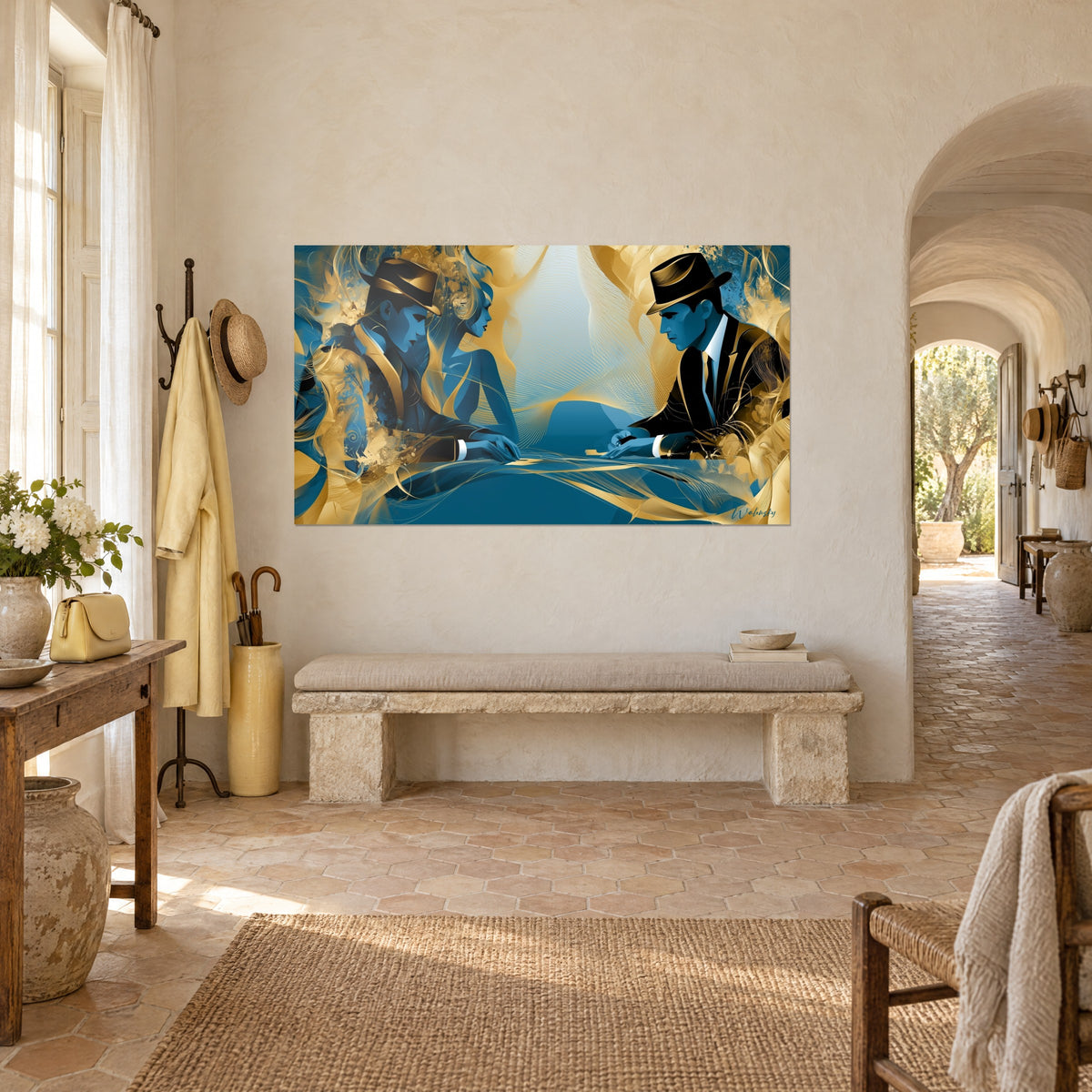 Quadro duello di carte, sagome blu cobalto e volute dorate, fedora neri, su un muro bianco del mas provenzale