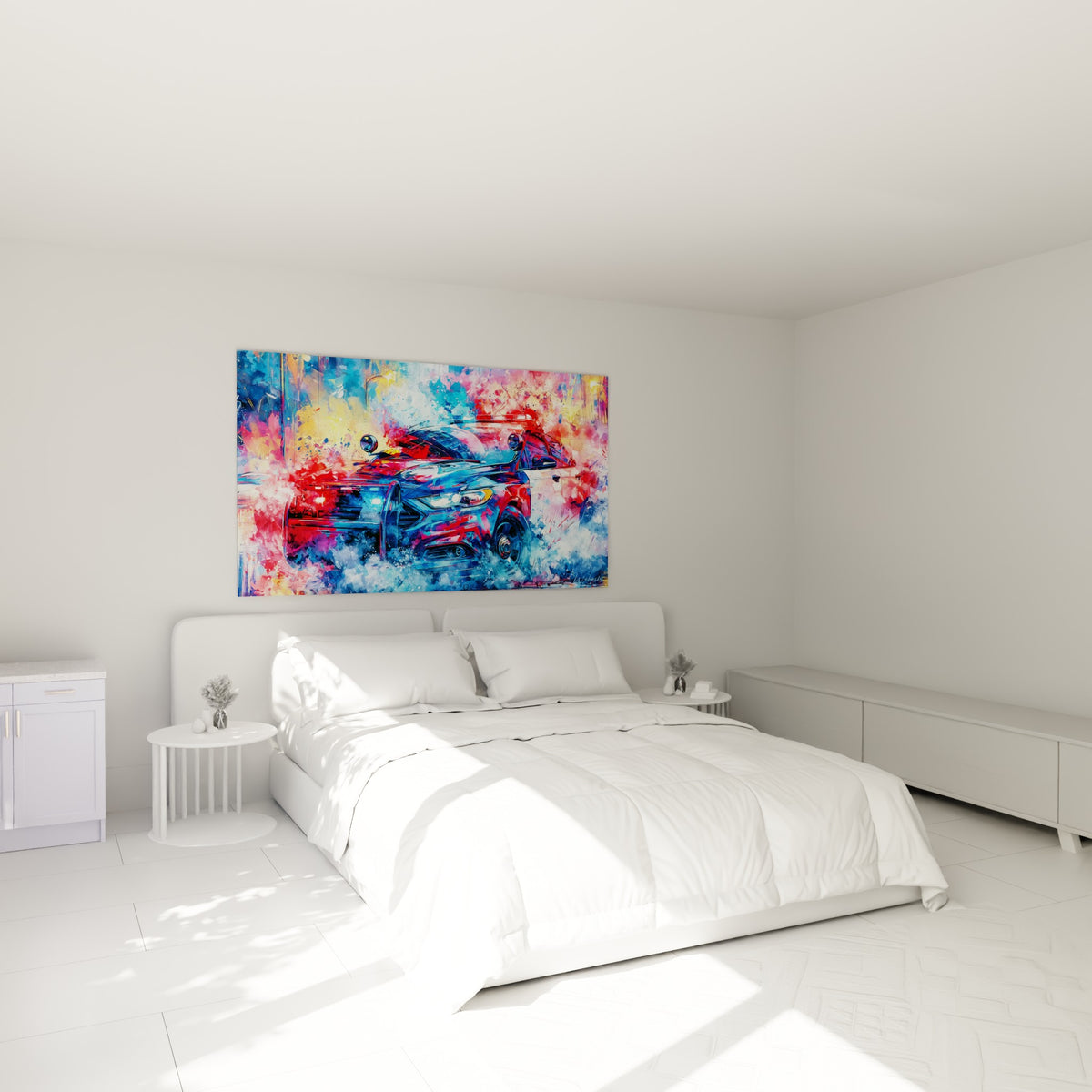 Berline de police bleue aux reflets rouges et jaunes accrochée au-dessus d'un lit dans une chambre claire