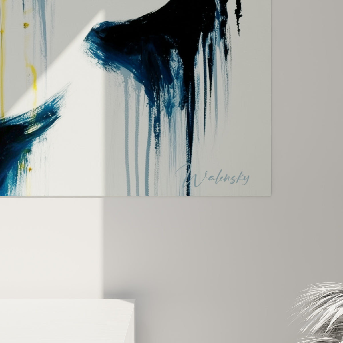 Coulures de peinture jaune et empâtements bleu marine visibles de près sur ce tableau Police