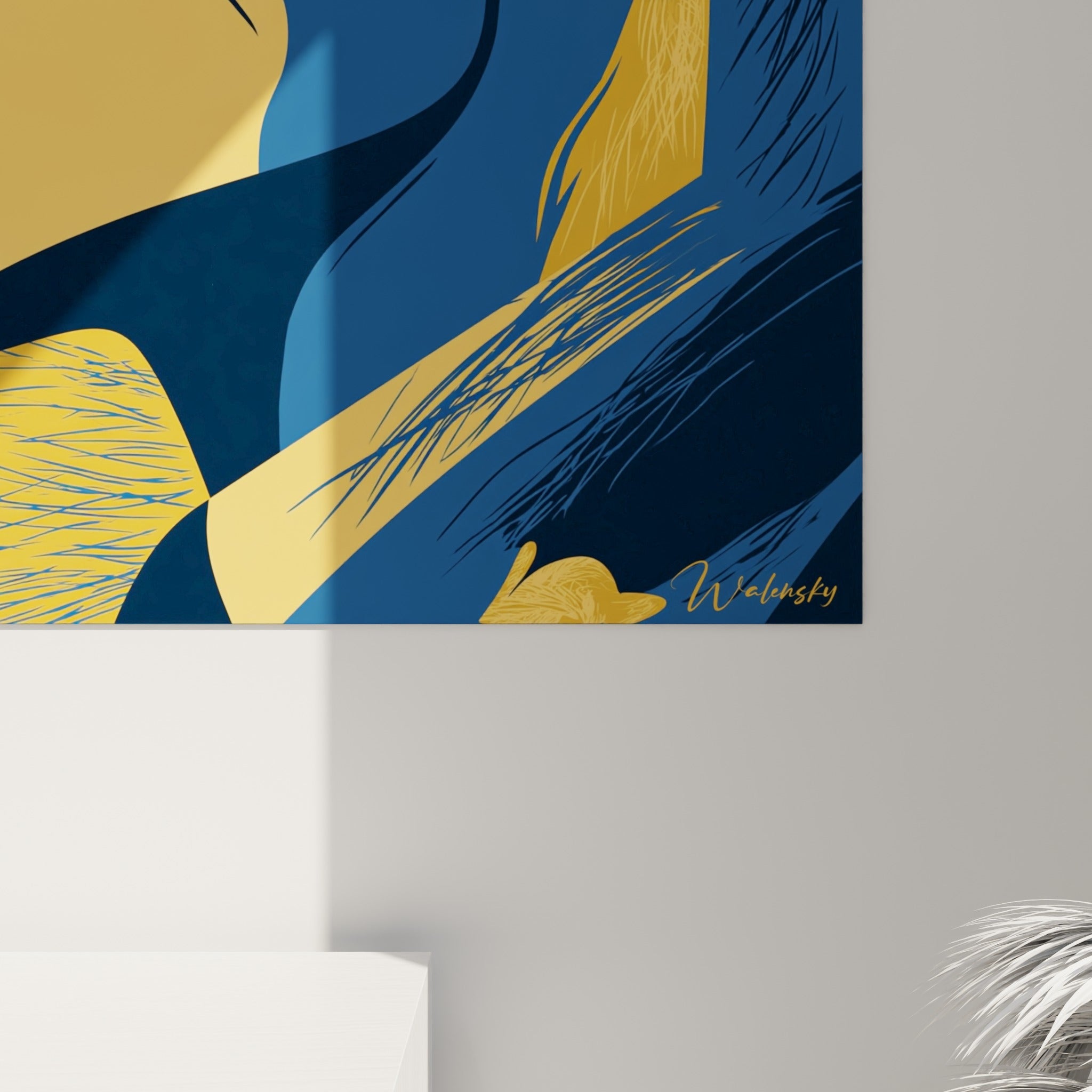 Détail de la casquette dorée et des traits graphiques bleu marine sur la toile imprimée