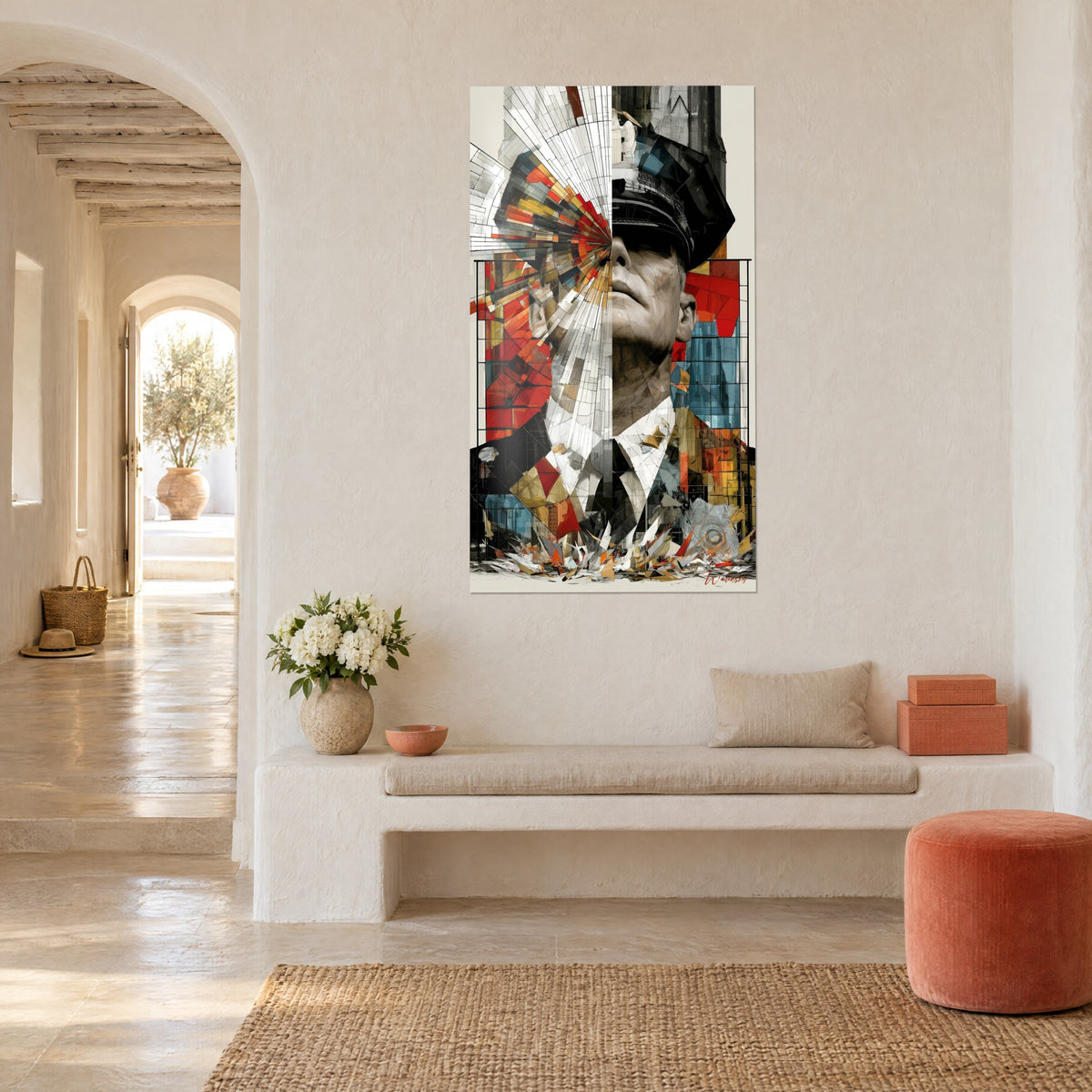 Schilderij portret van een agent met zwarte pet, mozaïek van felrode, blauwe en okerkleurige scherven, witte muur, bank en boog van een Mediterraans huis
