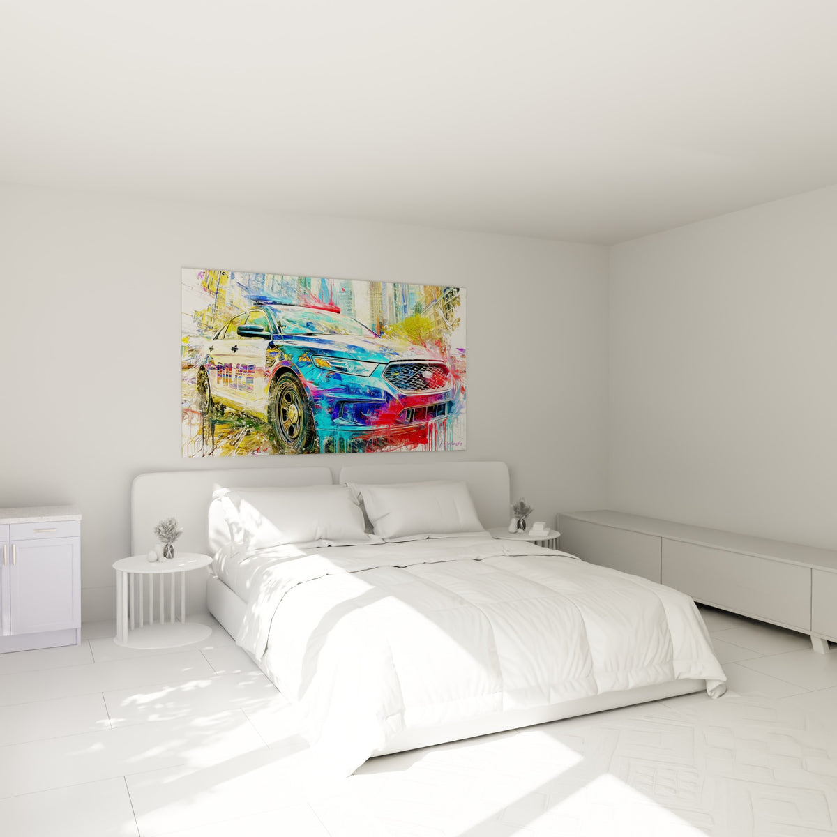 Véhicule de police turquoise et rouge éclatant au-dessus d'un lit dans une chambre claire