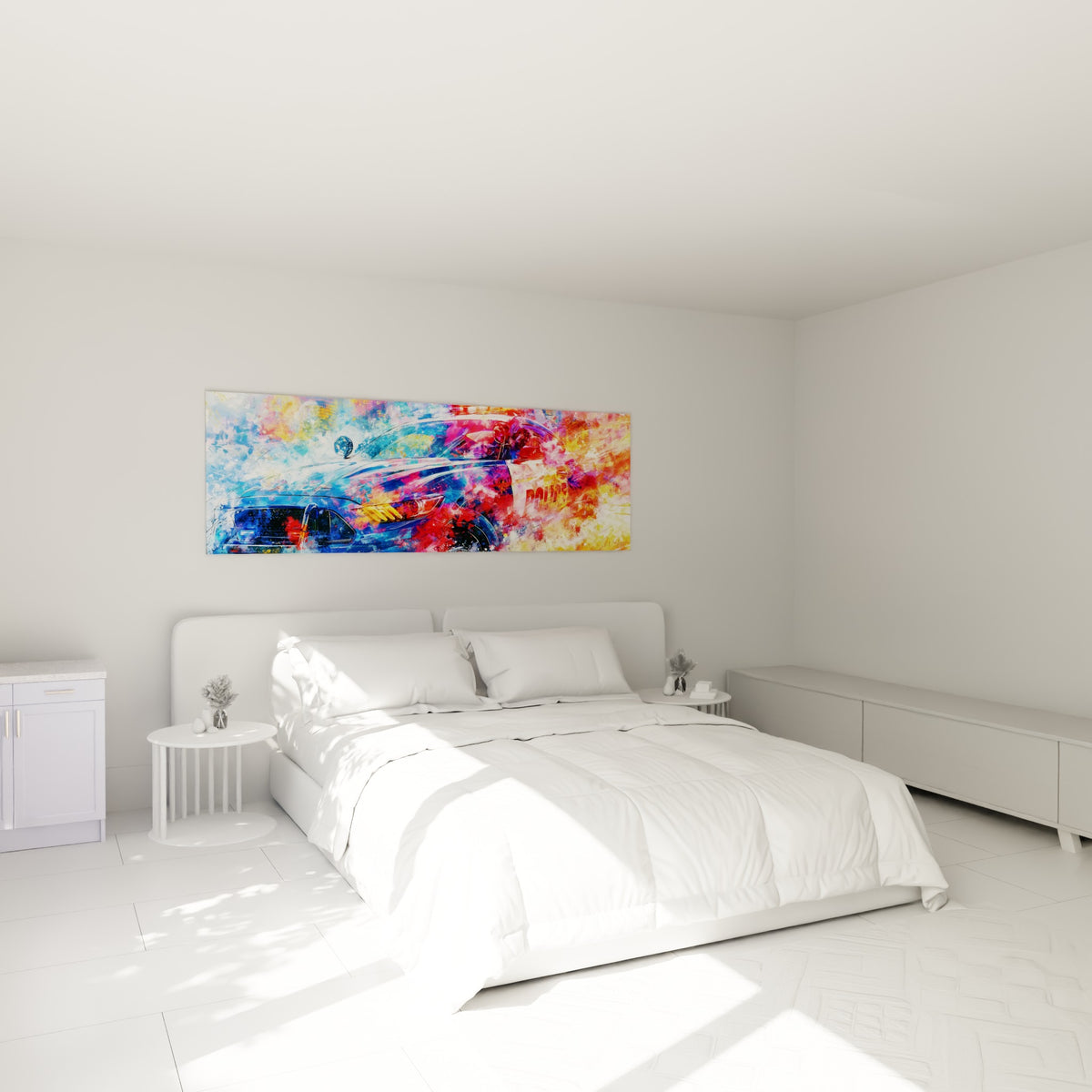 Véhicule de Police bleu marine et rouge vif accroché au-dessus d'un lit dans une chambre claire