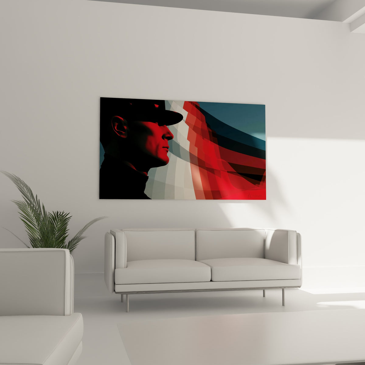 Visage rouge intense encadré de noir du tableau policier suspendu au-dessus d'un canapé dans un salon lumineux