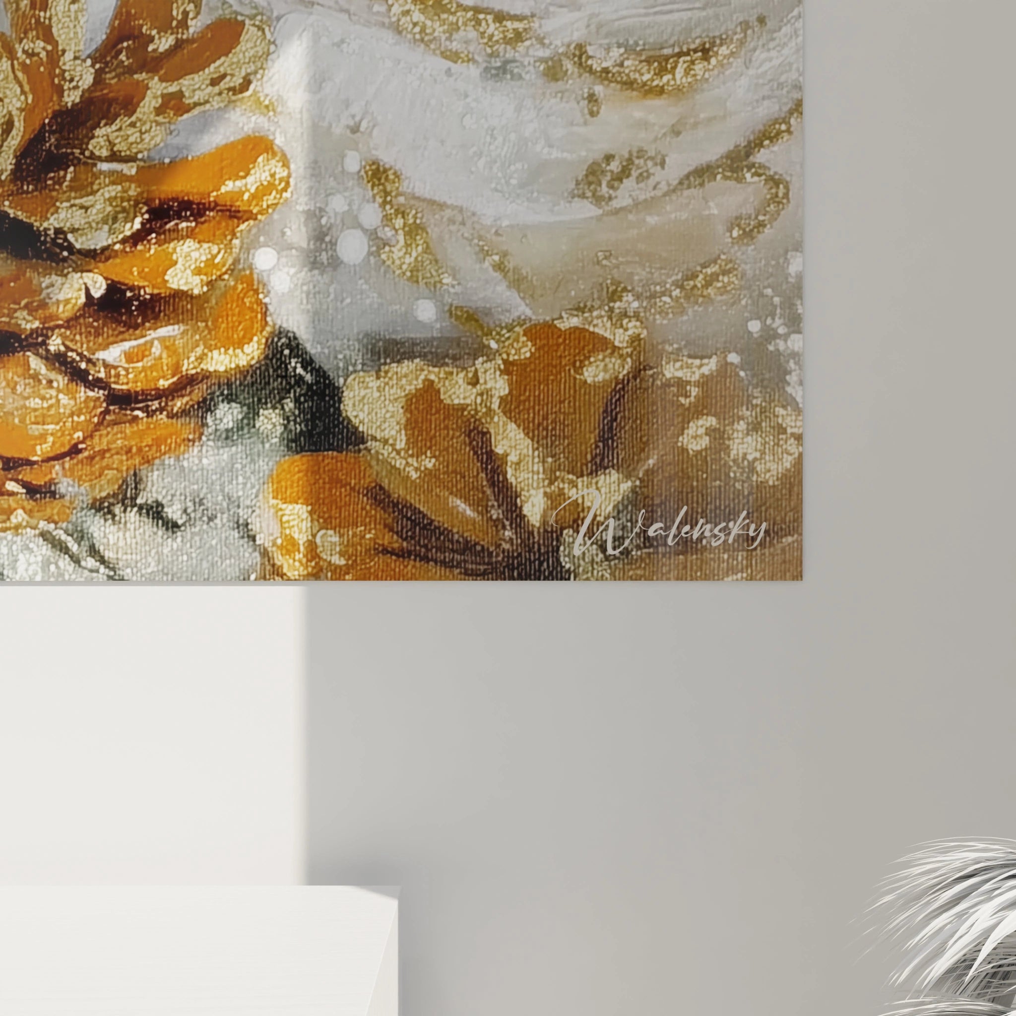 Tableau pomme de pin dorée de Walensky avec des détails texturés en or et des touches artistiques
