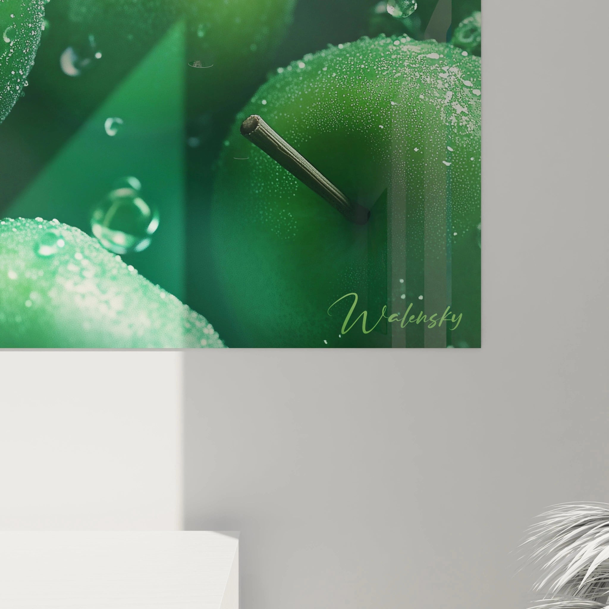 Un tableau pomme montrant des pommes vertes aux contours nets, avec des détails texturés sur la peau et des gouttelettes visibles. L’éclairage met en valeur leur volume sur un fond vert immersif.