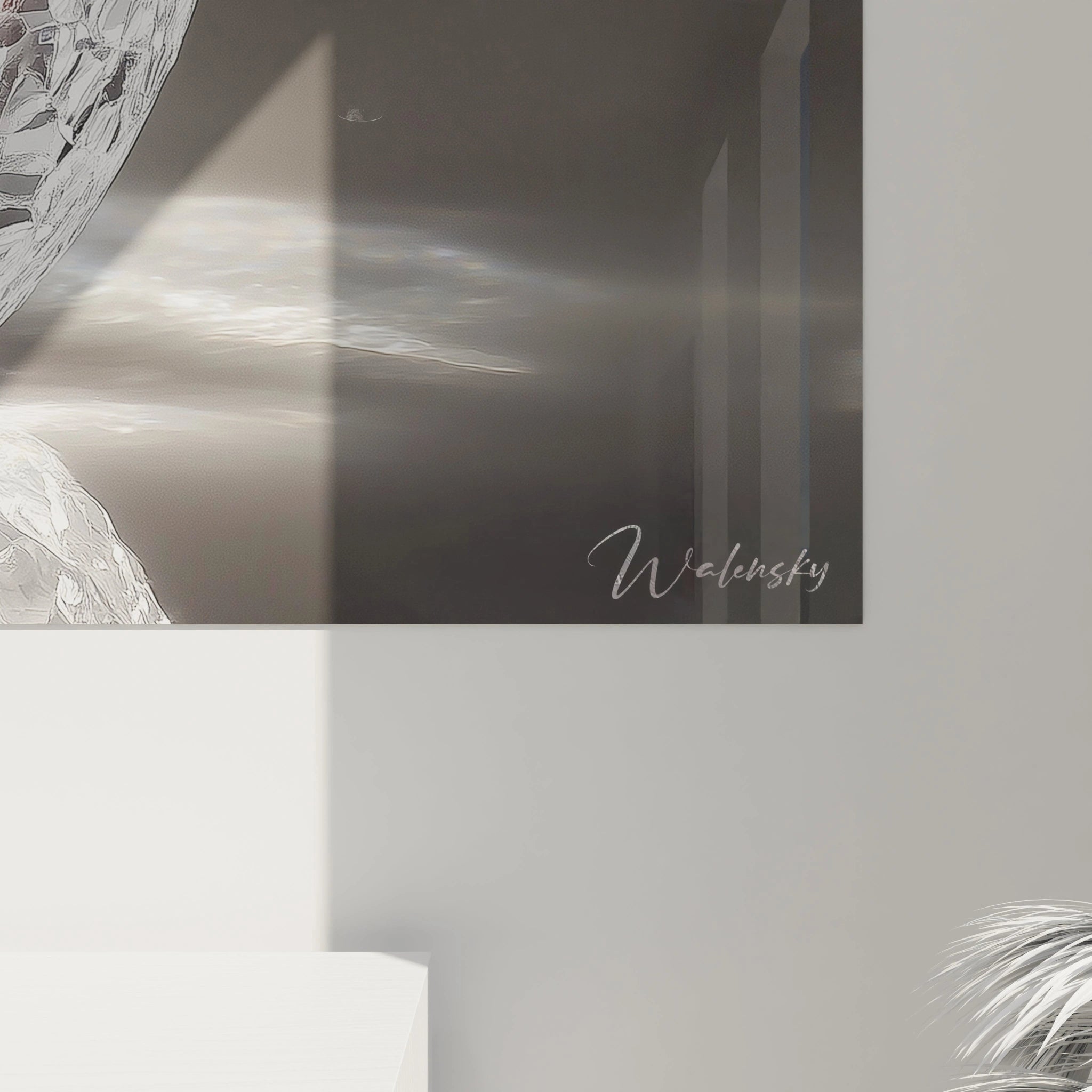 Un tableau pomme représentant une pomme en verre partiellement translucide, avec une surface éclatée et une chair rouge. Le fond noir et les jeux de lumière soulignent la texture et la diffraction des reflets.