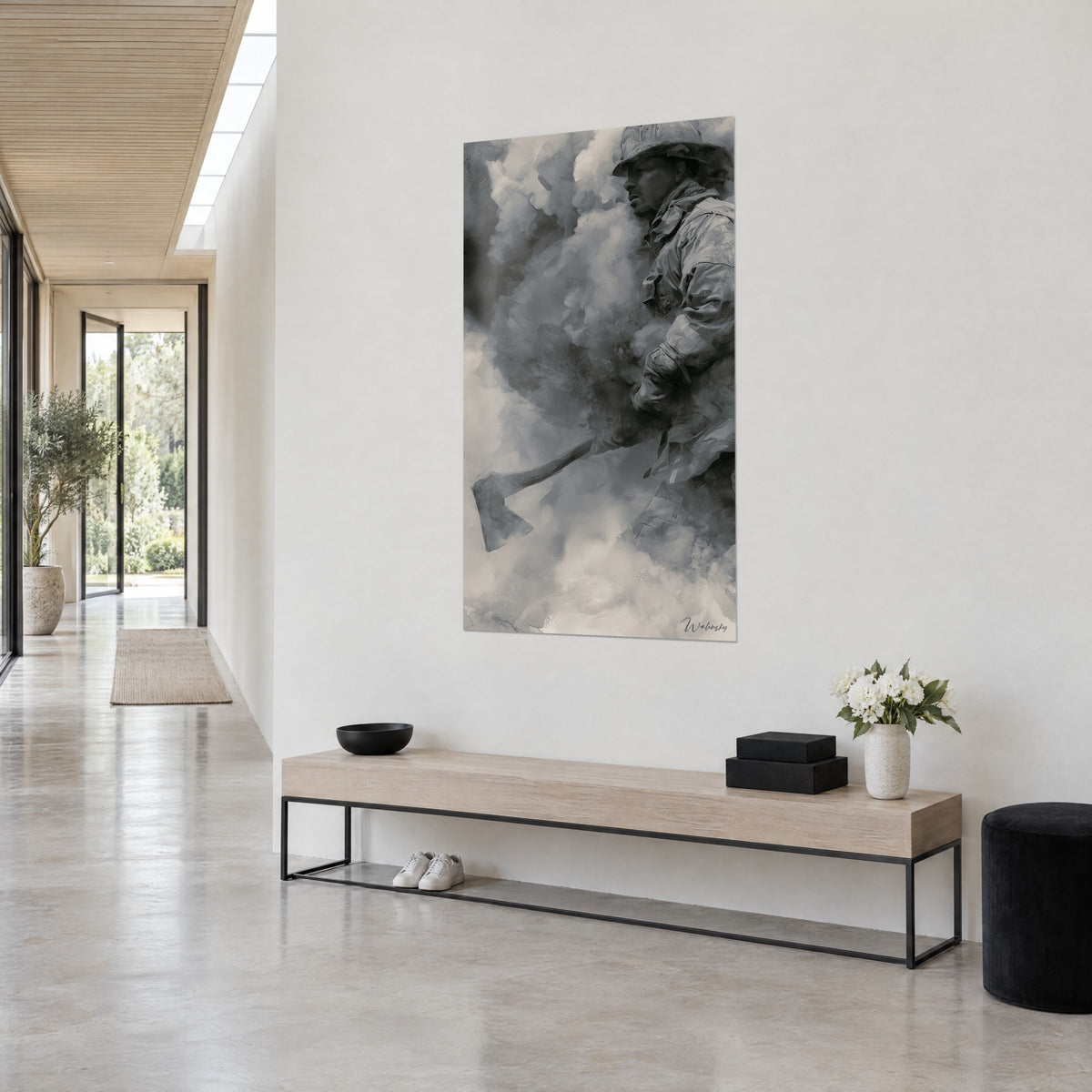Quadro pompiere con elmetto grigio attraversato da nuvole bianche e carbone, ascia in basso a sinistra, parete chiara e panca in legno