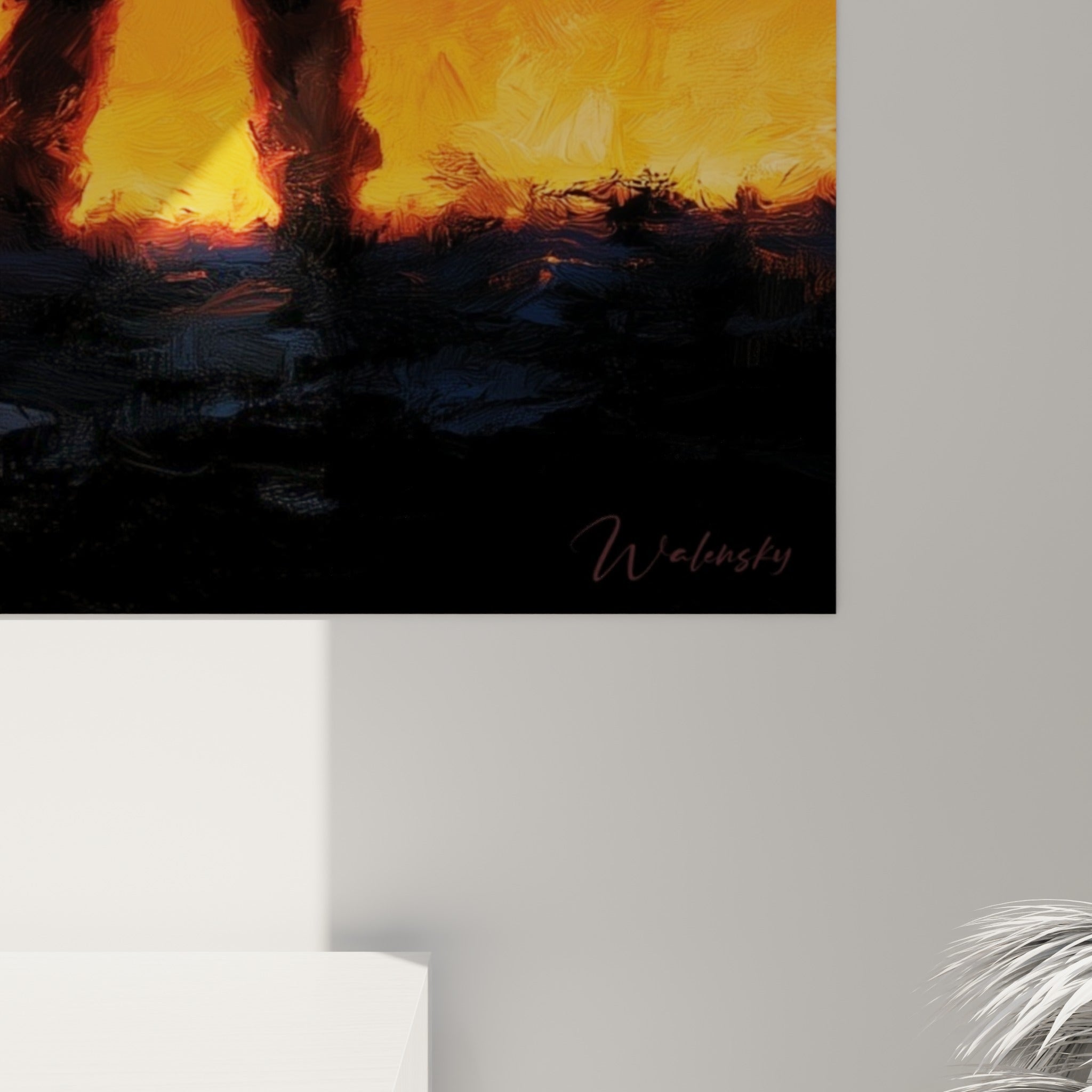 Empâtements orangés et coulures anthracite composant la silhouette du pompier face au feu, vus de près