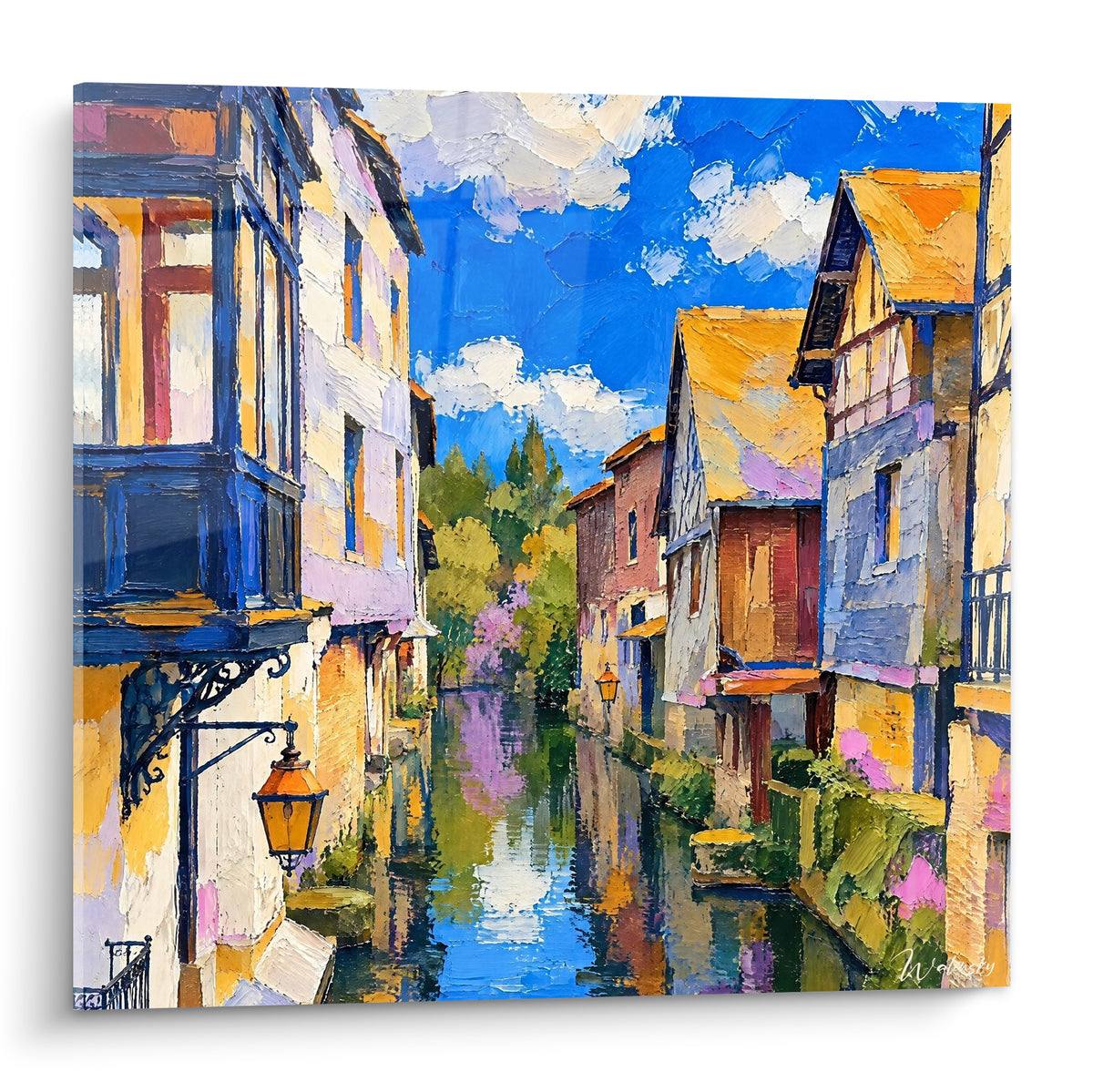 Façades jaune doré et bleu marine à colombages reflétées dans un canal calme, ciel bleu nuageux