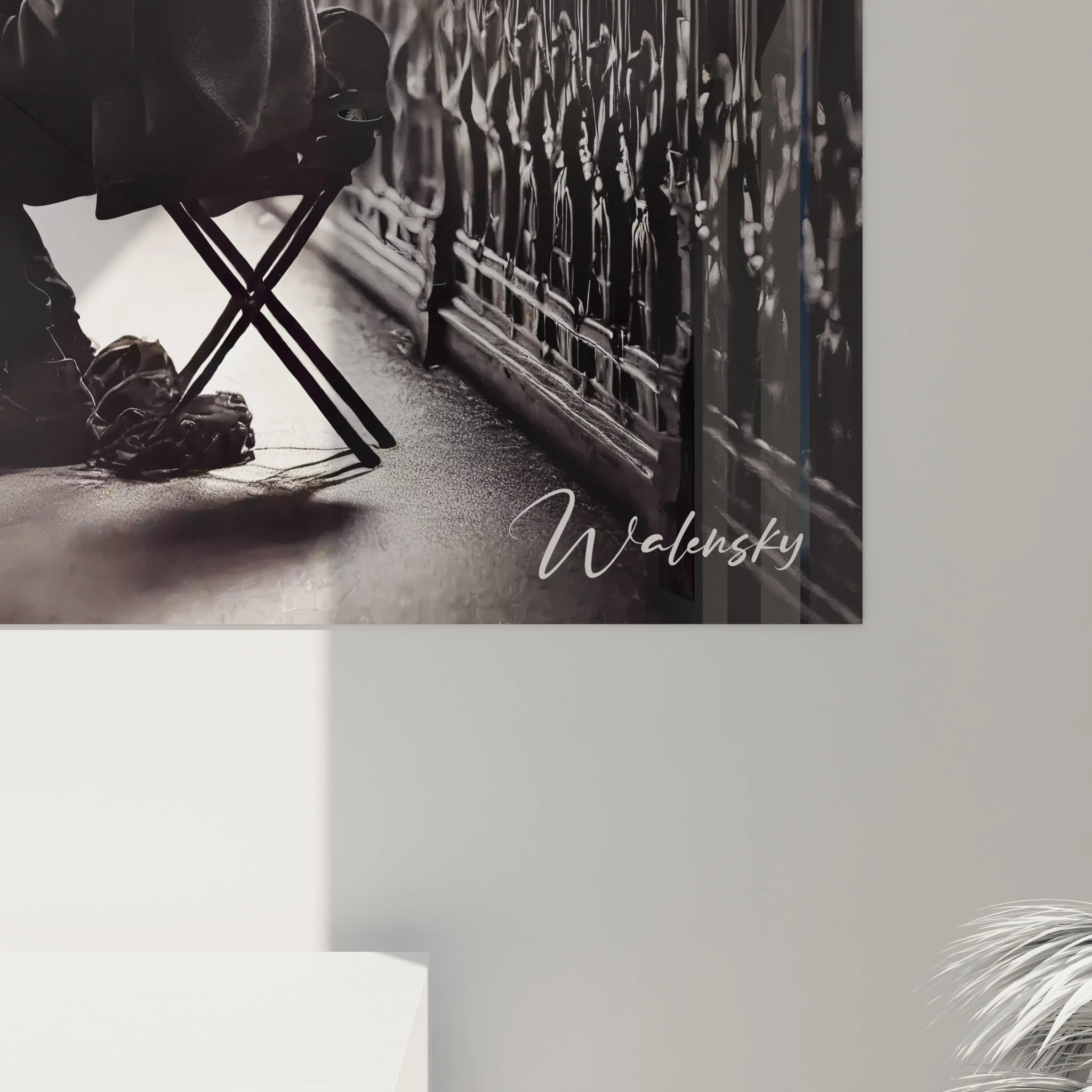 vue rapprochée d'un tableau noir et blanc ombres du musicien textures métalliques de la balustrade détails impressionnistes lumières douces sur sol mouillé émotions urbaines authentiques et intenses