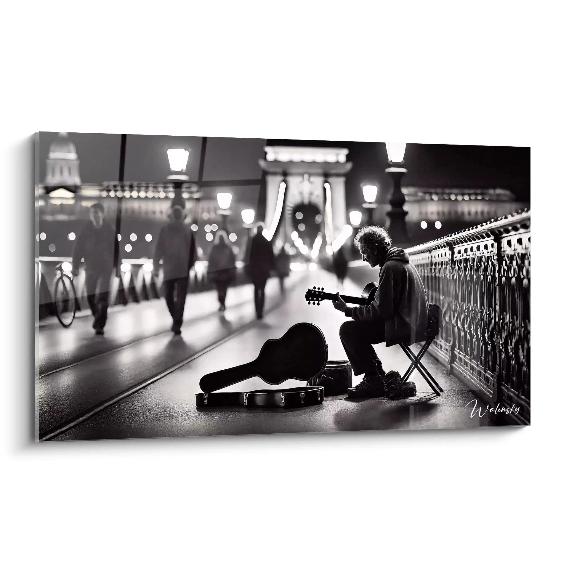 tableau noir et blanc vu de biais un musicien solitaire joue sous un pont illuminé textures réalistes reflets gris et contrastes marqués atmosphère introspective et poétique au cœur de la ville