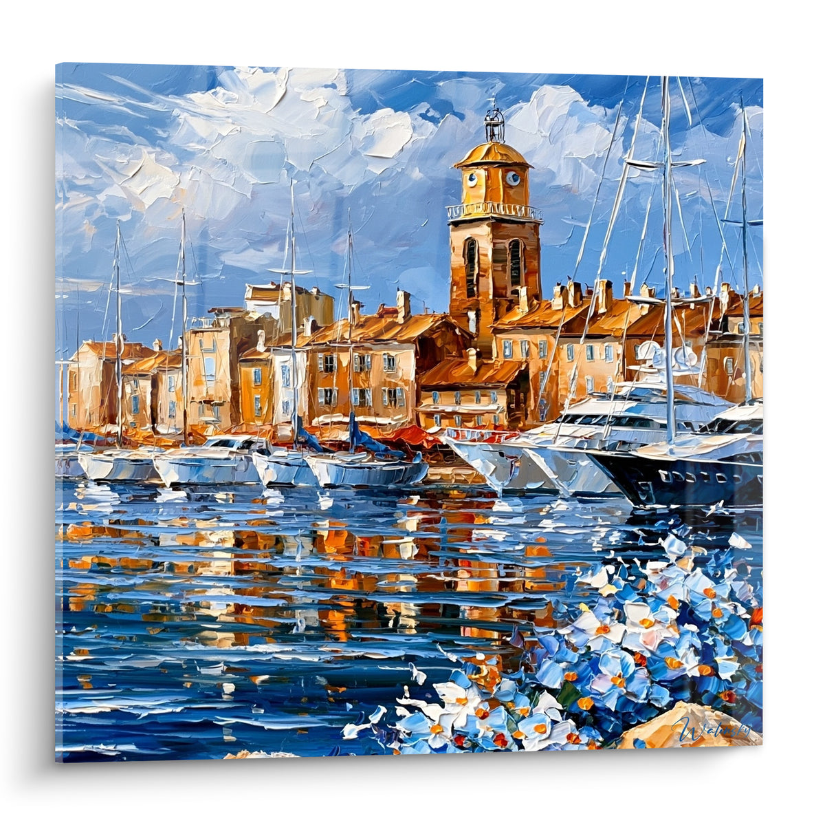 Clocher ocre du Port de Saint-Tropez dominant les voiliers blancs sur une eau bleu marine scintillante
