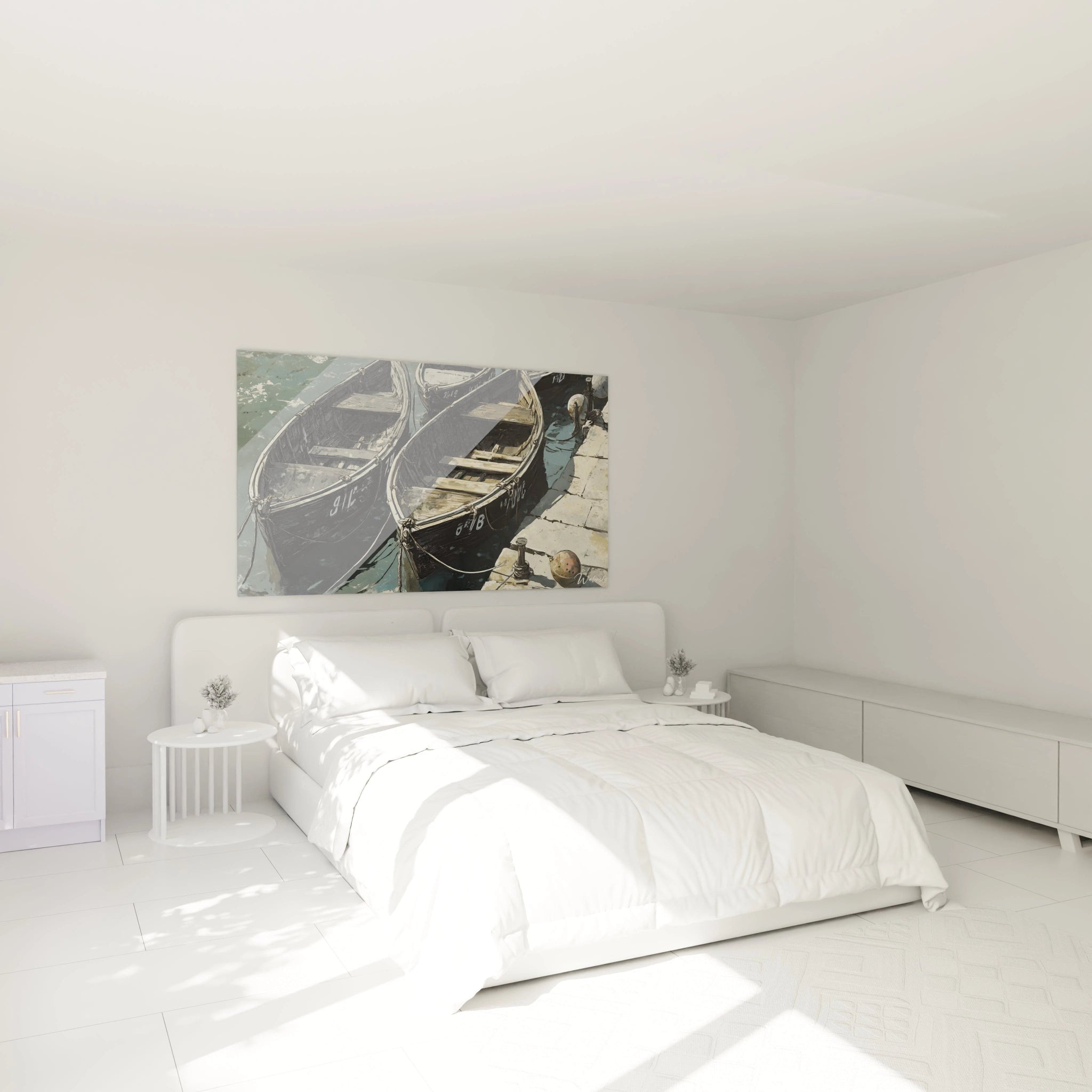 Un tableau port illustrant des embarcations en bois vieillies, reliées par des cordages, entourées d’eau bleu-gris, avec des ombres et des reflets accentuant les textures du bois et du quai en pierre.