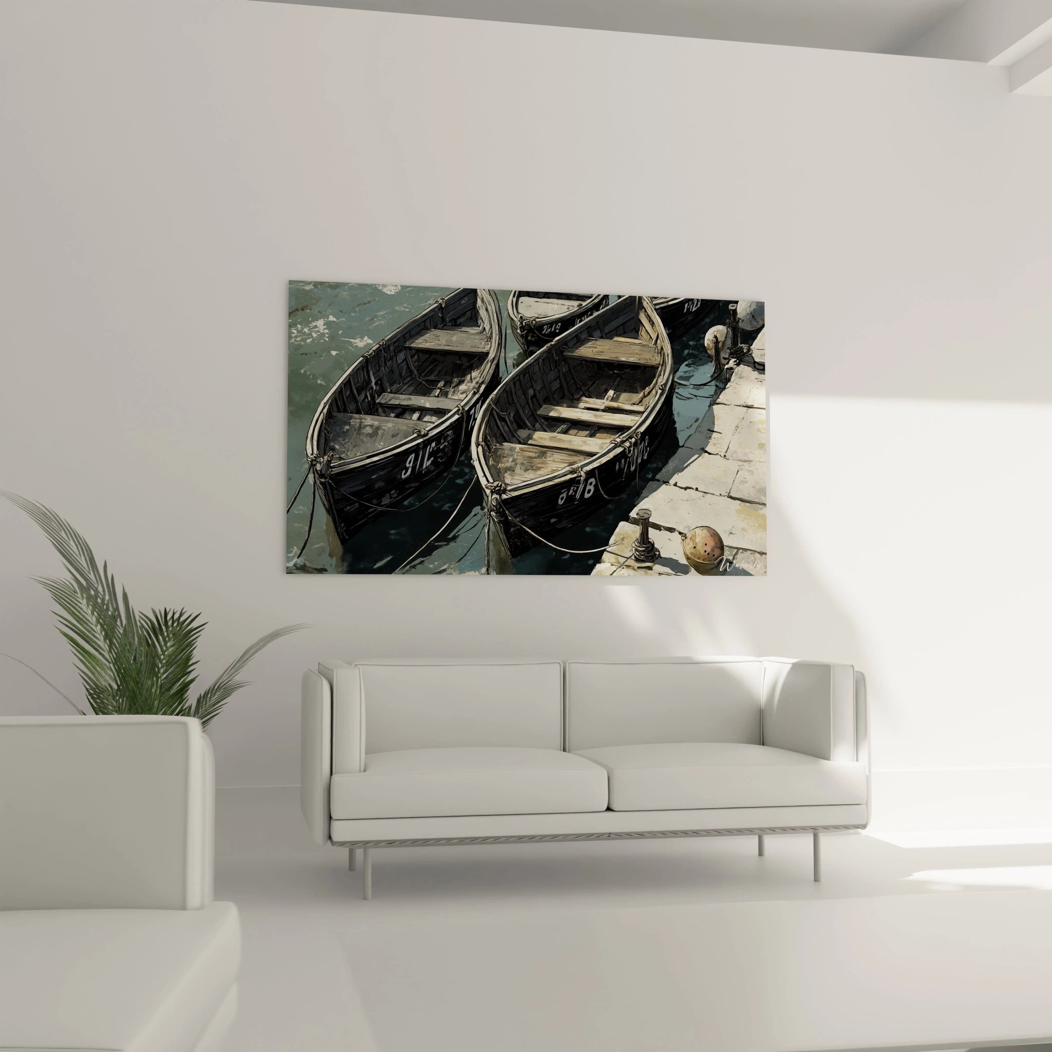 Un tableau port montrant des barques sombres aux coques numérotées, attachées à un quai beige, avec une surface d’eau légèrement ondulée et des contrastes marqués entre ombres et lumière.