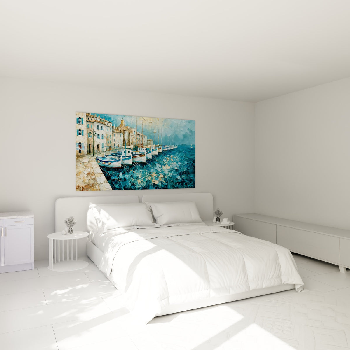 Flotte de barques bleues du Port de Saint-Tropez, reflets dorés sur l'eau, au-dessus d'un lit dans une chambre claire