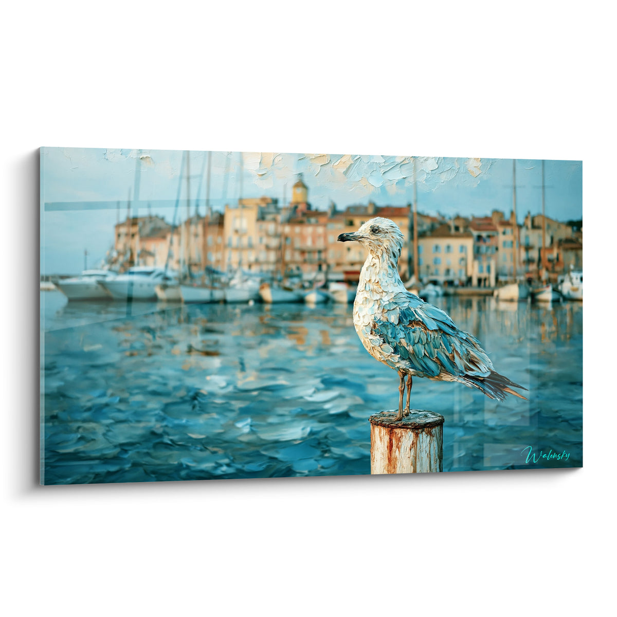 Mouette blanche et bleu ardoise sur pieu de bois, port de Saint-Tropez à l'arrière-plan ocre