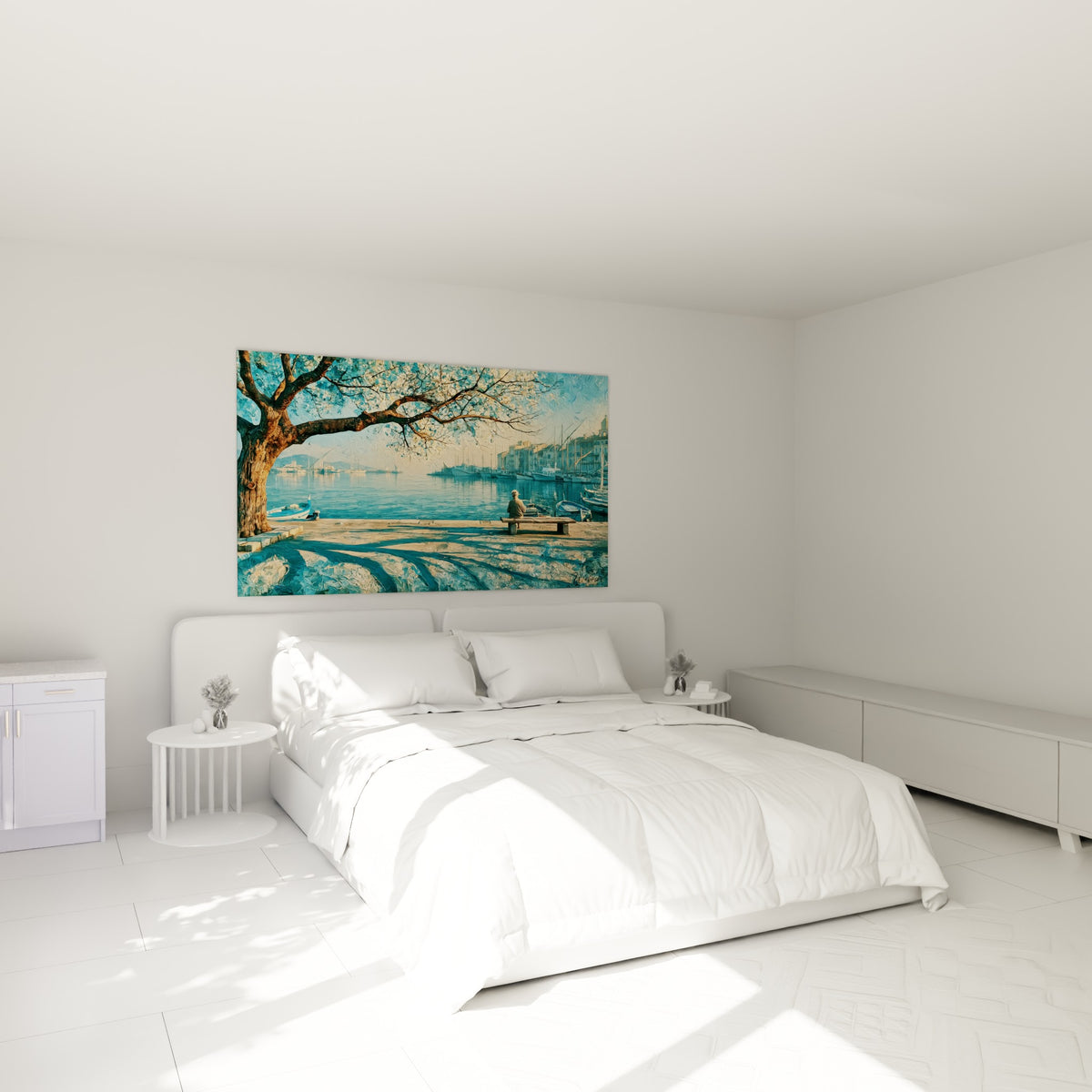 Silhouette contemplative sous un arbre bleuté, tableau du Port de Saint-Tropez au-dessus d'un lit dans une chambre claire