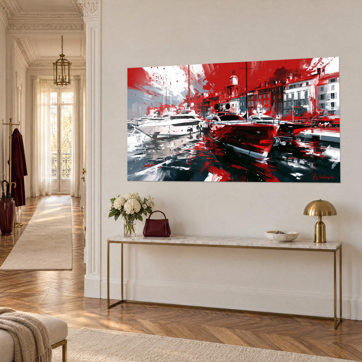 Voiliers blancs et bateau rouge du Port de Saint-Tropez, ciel éclaboussé, au-dessus d'un canapé dans un salon lumineux