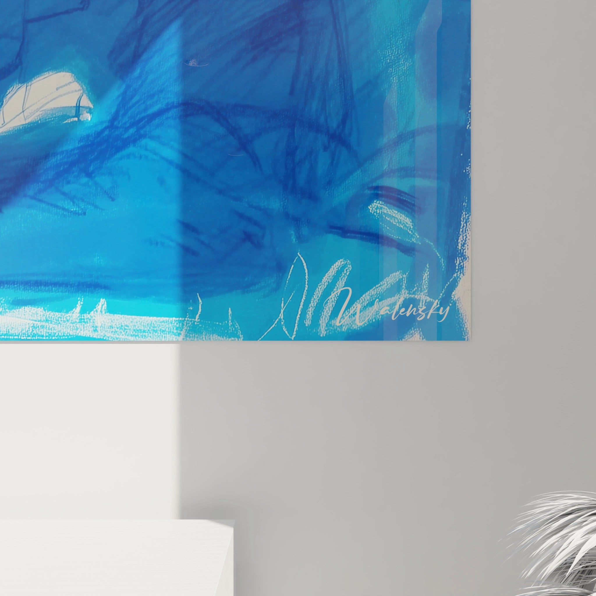 Tableau mural abstrait en tons bleus signé Walensky suspendu sur mur gris motif contemporain tableau Winston Churchill bleu