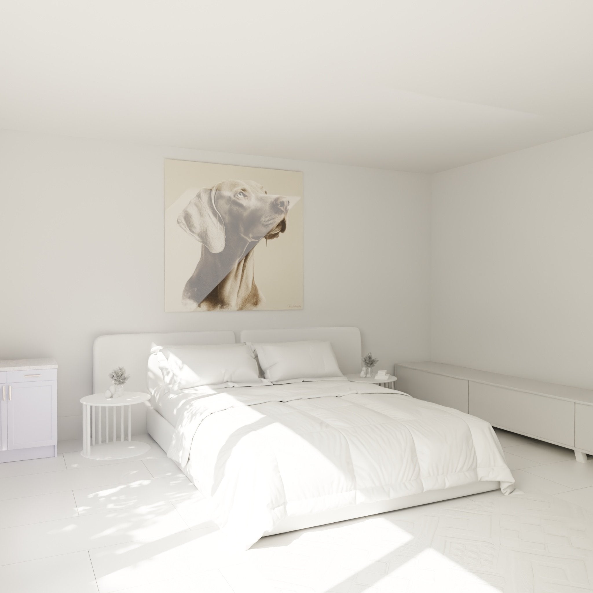 Tableau portrait de chien sépia accroché au-dessus d'un lit dans une chambre aux tons neutres et chaleureux