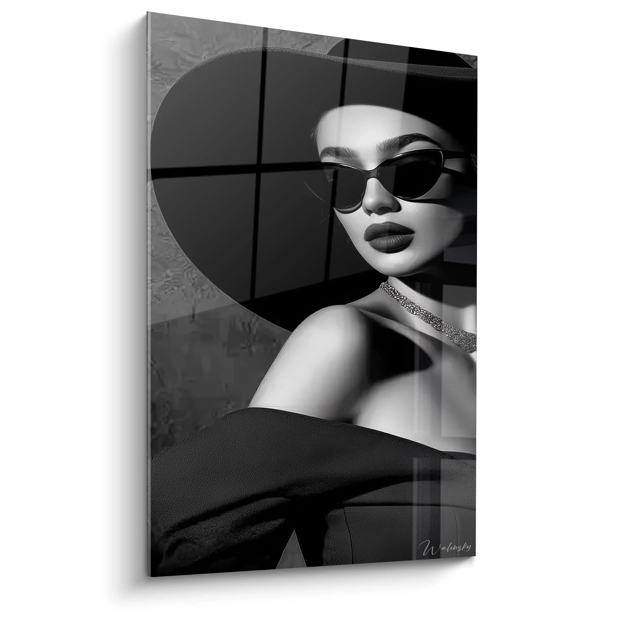 Tableau mural portrait chic noir et blanc présentant une femme élégante avec un chapeau et des lunettes de soleil