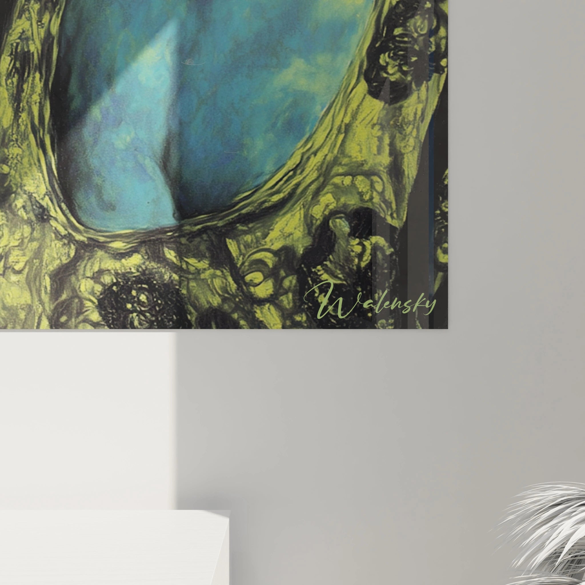 Gros plan d'un tableau préraphaélite moderne par Walensky montrant un centre bleu et une bordure verte dorée avec signature