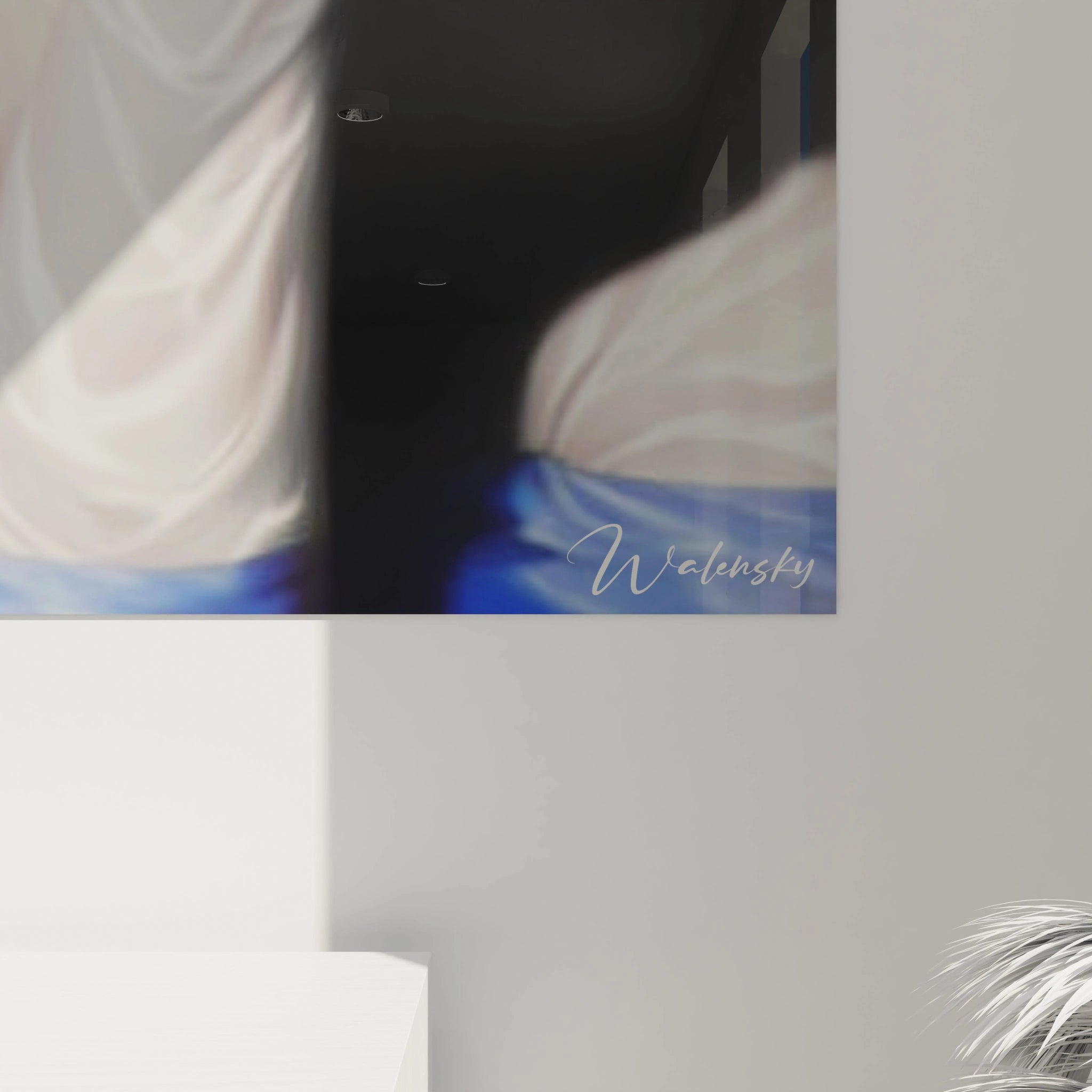 Tableau mural Walensky présentant un tableau portrait femme hyperréaliste signé Walensky dans un intérieur minimaliste