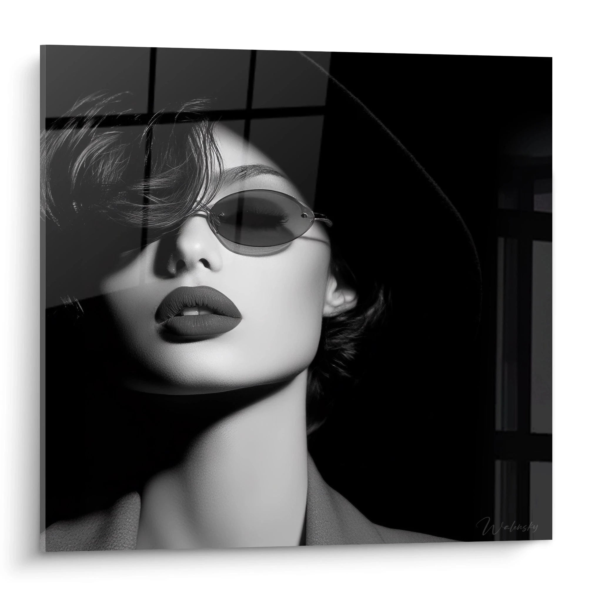 Tableau mural portrait femme noir et blanc avec lunettes de soleil et lumière dramatique