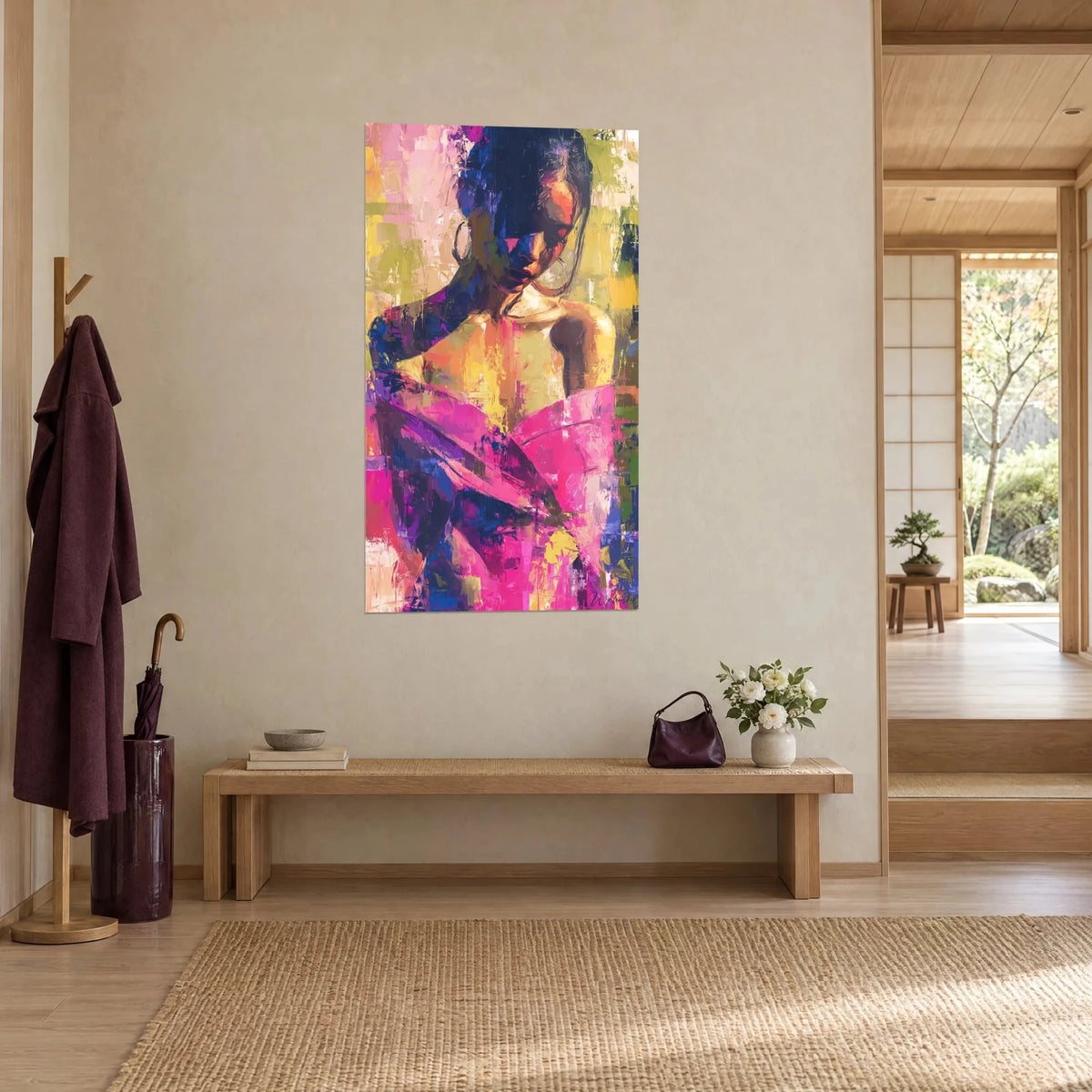 Tableau portrait de profil baissé aux coups de couteau violet et jaune moutarde, drapé fuchsia, sur mur crème dans une entrée japandi