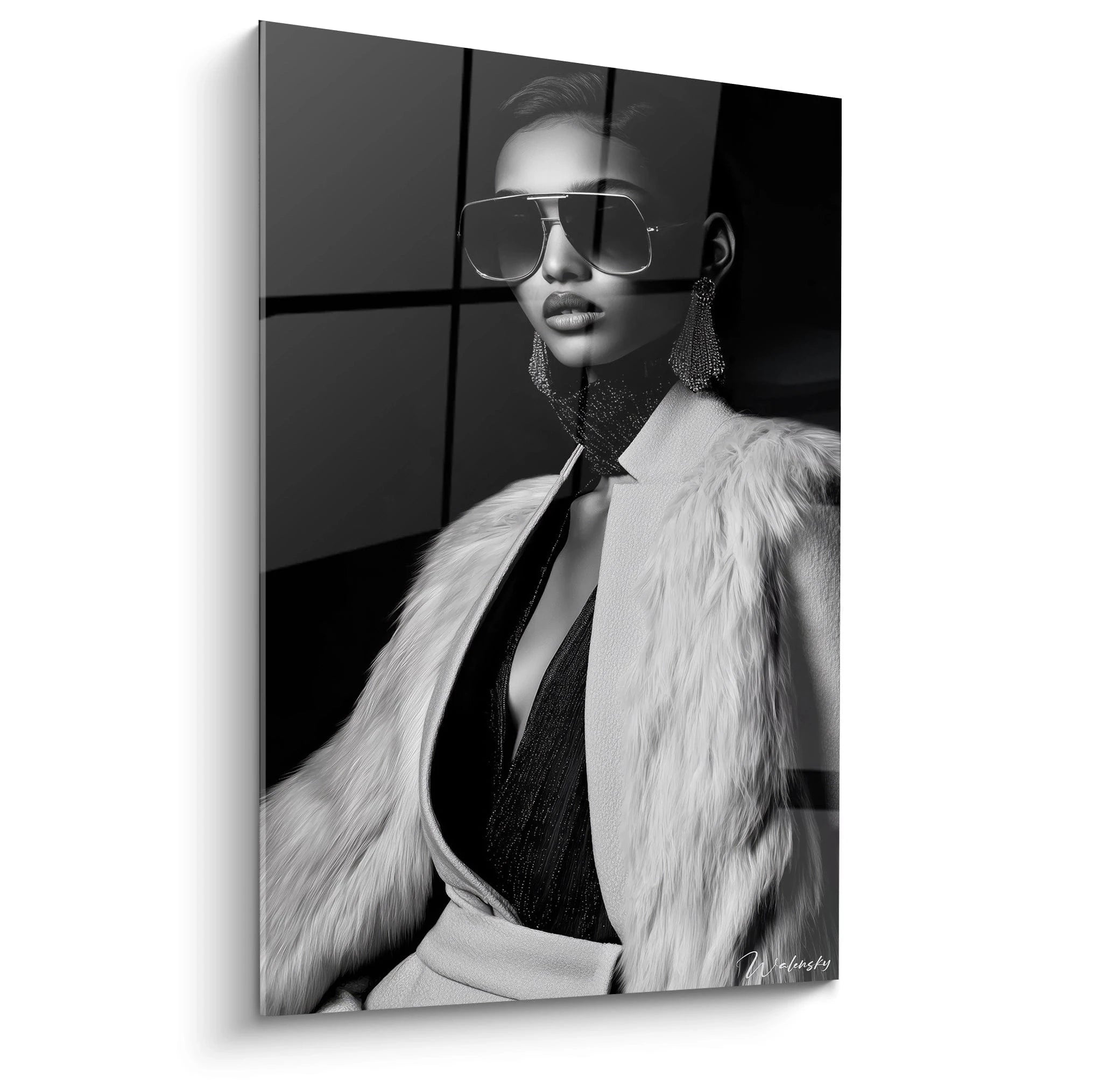 Tableau mural portrait femme noir et blanc avec lunettes de soleil stylées et manteau en fourrure