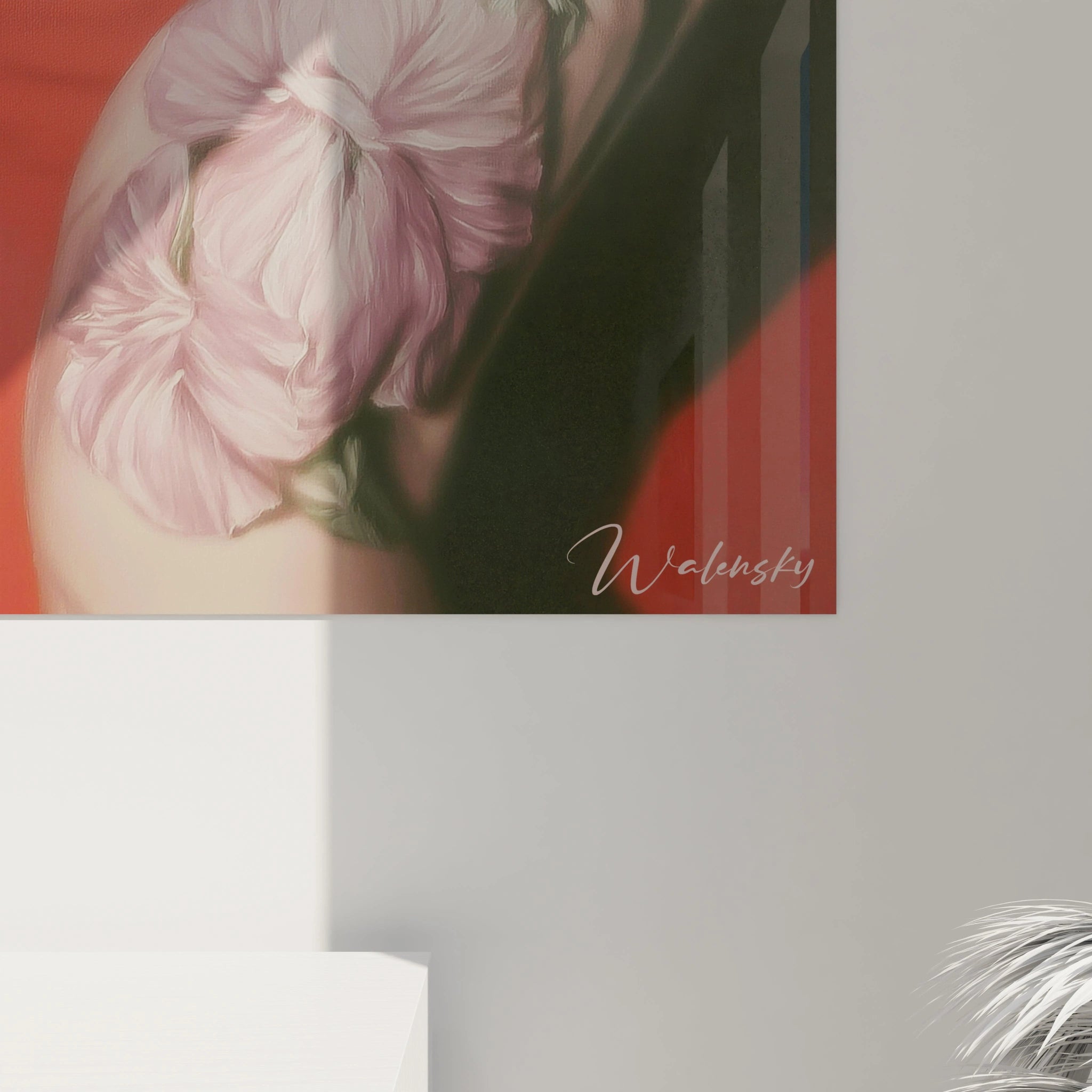 Tableau mural Walensky montrant un tableau portrait hyperréalisme d une femme aux cheveux roses et fleurs delicates