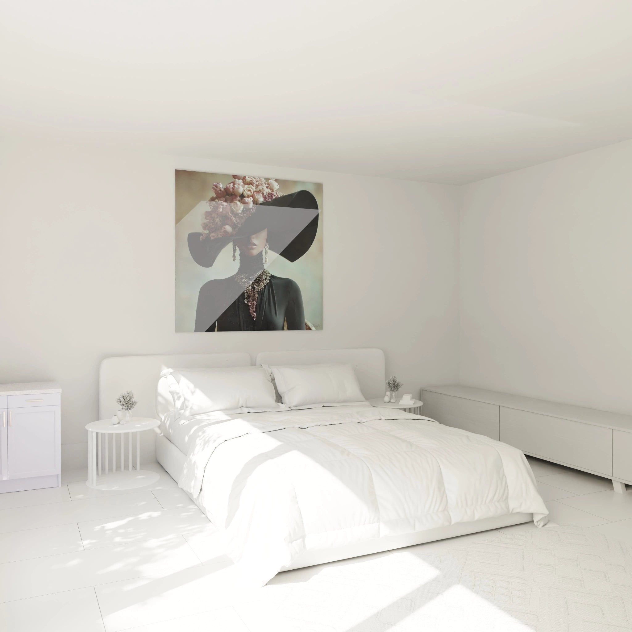 Tableau portrait haute couture sur le mur d'une chambre lumineuse avec lit blanc et mobilier moderne