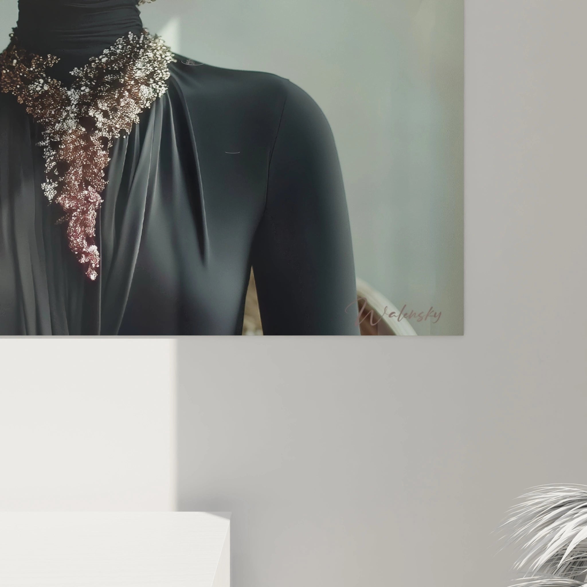 Tableau portrait haute couture en noir avec un col orné de fleurs brillantes pour un décor élégant