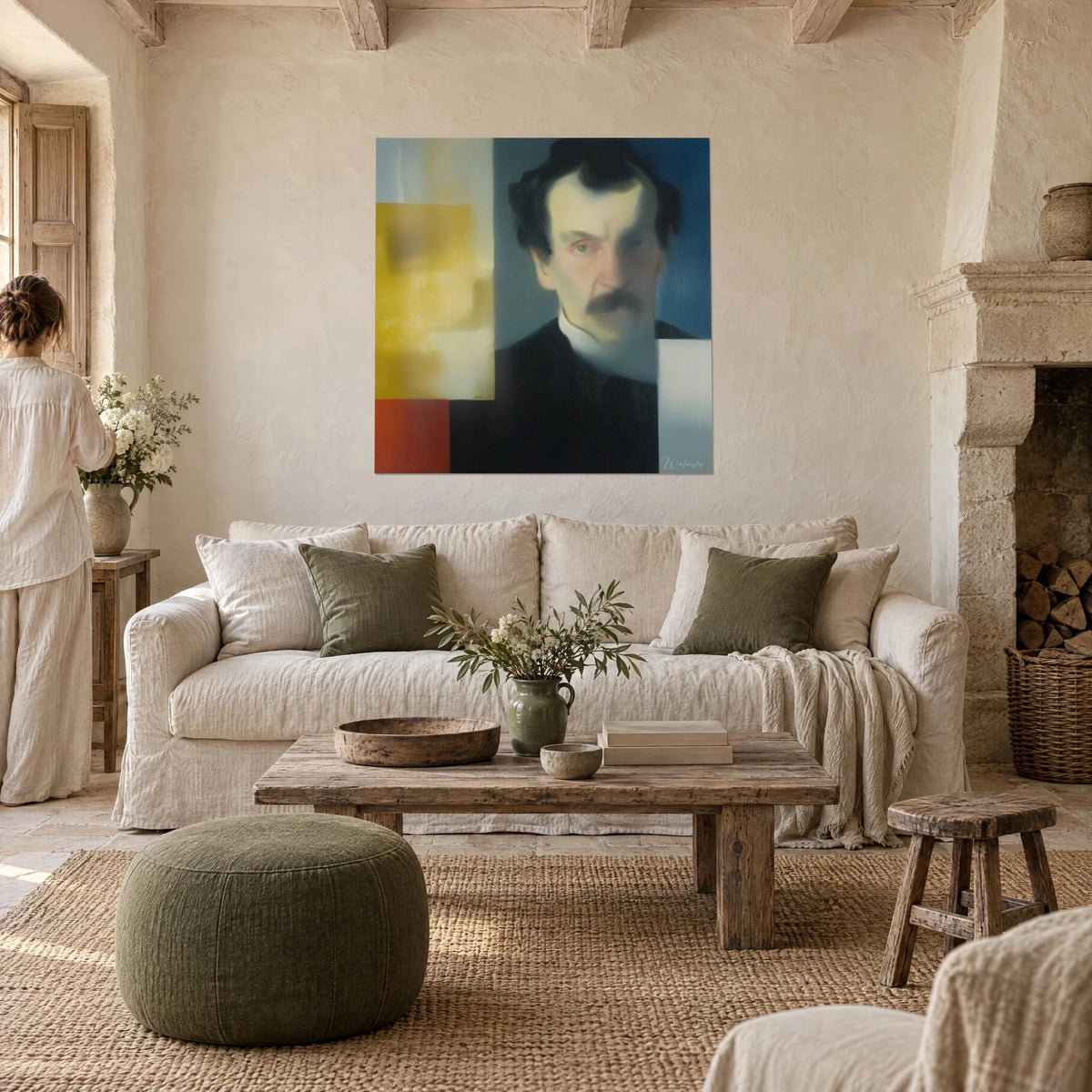 Gemälde Porträt eines schnurrbärtigen Mannes mit verschwommenem Gesicht, mitternachtsblau und senfgelb, über einem Sofa in einem hellen Wohnzimmer