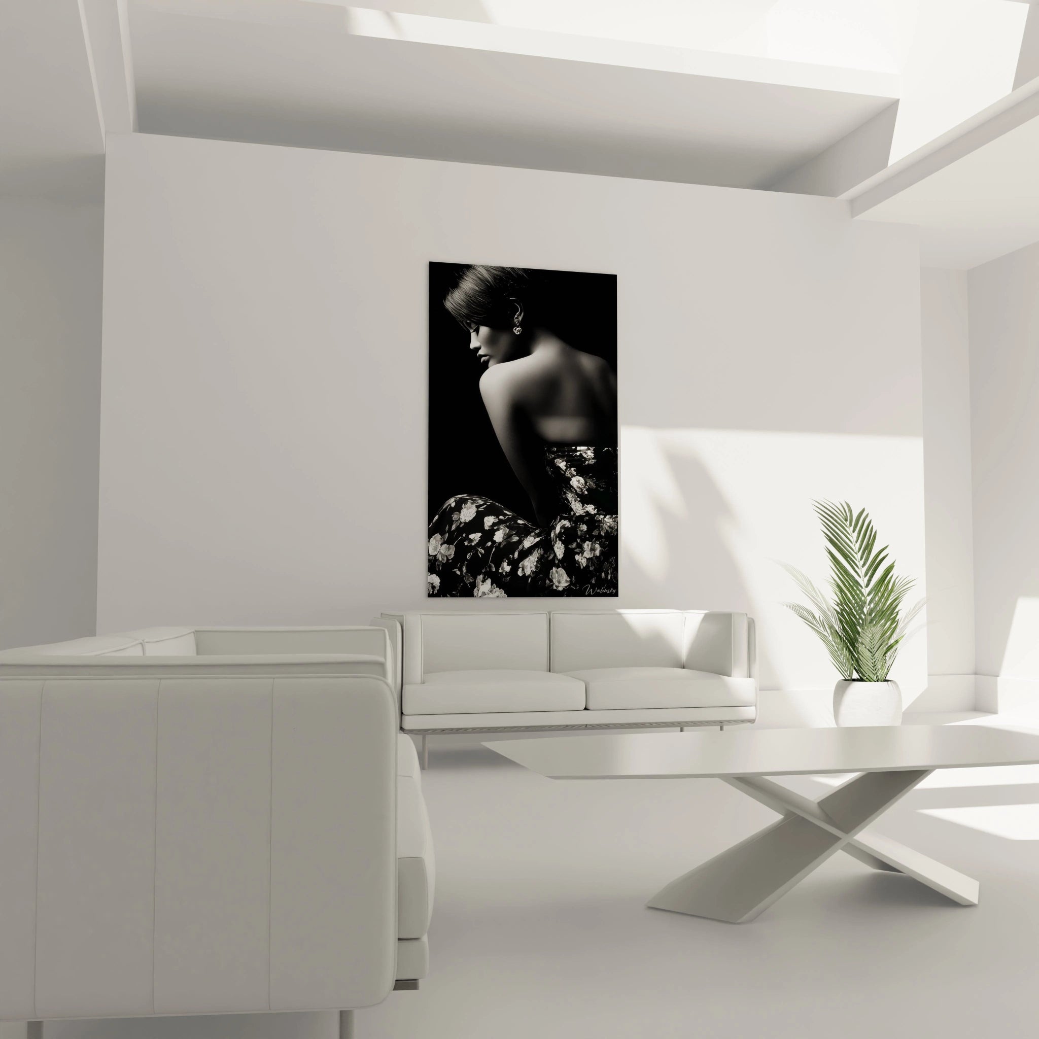 Tableau portrait noir et blanc de femme assise dans un intérieur moderne avec canapé blanc