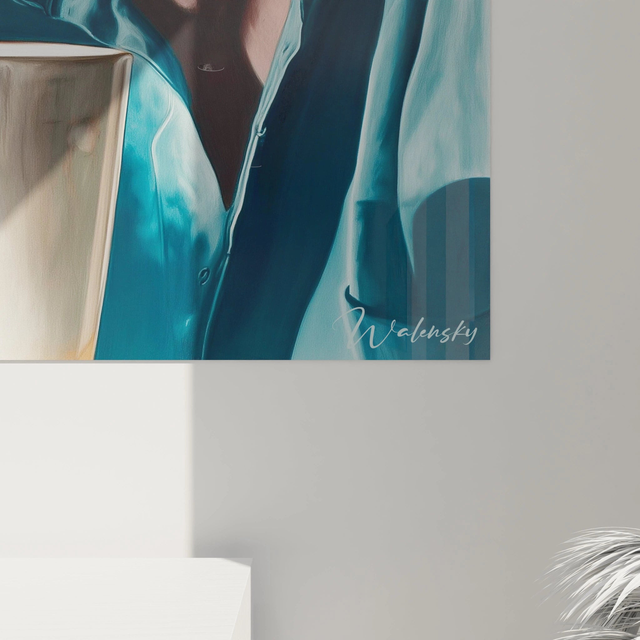 tableau portrait hyperréalisme Walensky gros plan d un portrait en veste bleue satinée tenant une tasse sur mur blanc