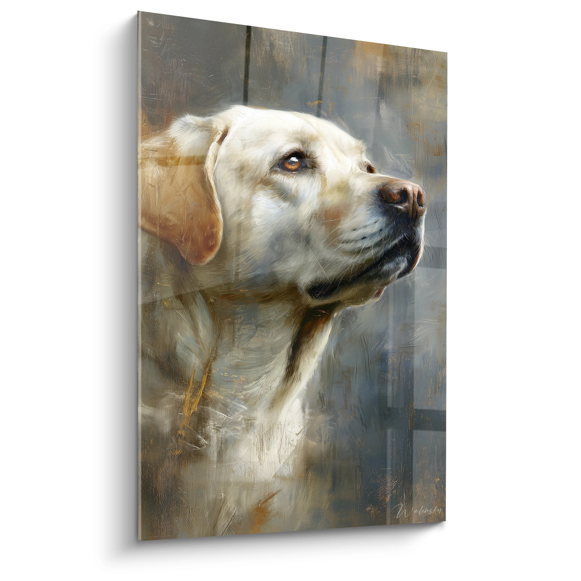 Künstlerisches Porträt eines beigen Labradors mit bernsteinfarbenen Augen, der nach oben schaut, auf graublauem Hintergrund Wandgemälde