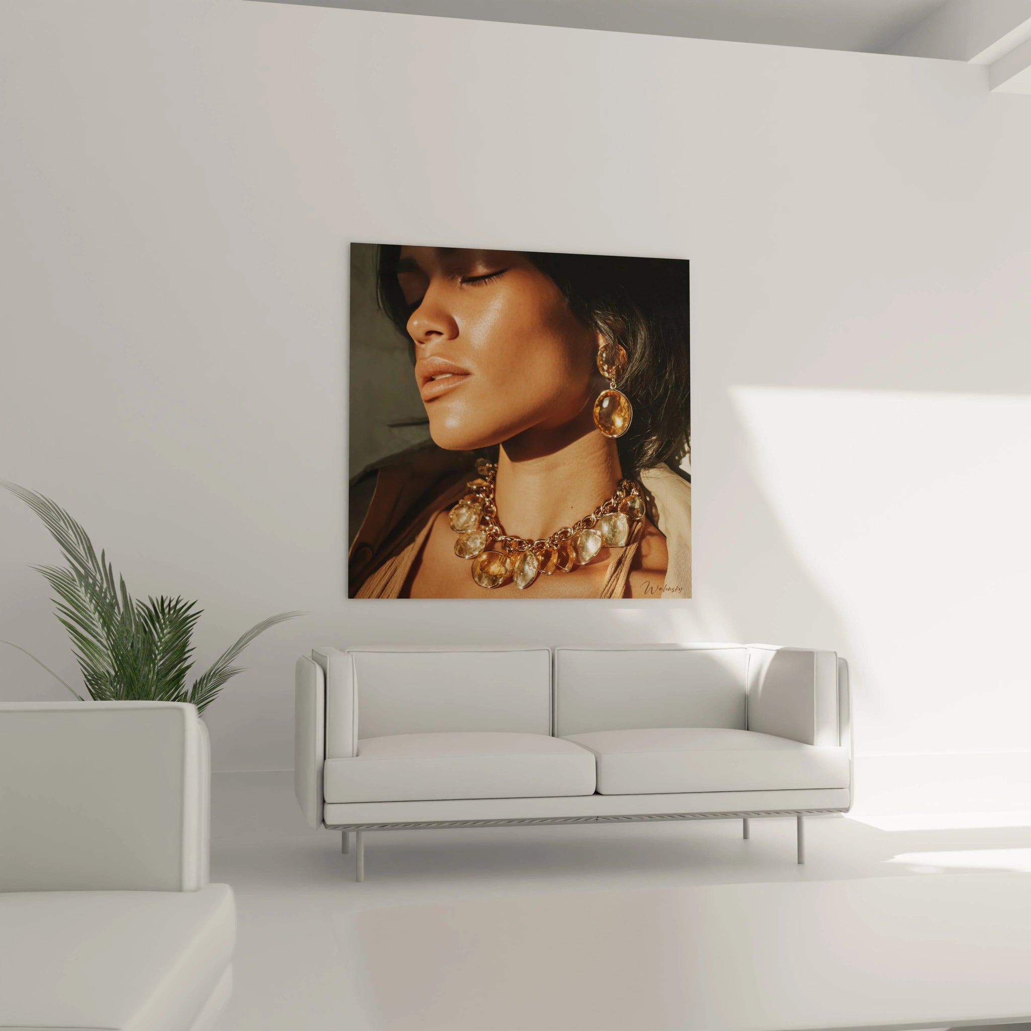 Tableau portrait luxe femme avec des accessoires en or accroché à un mur moderne