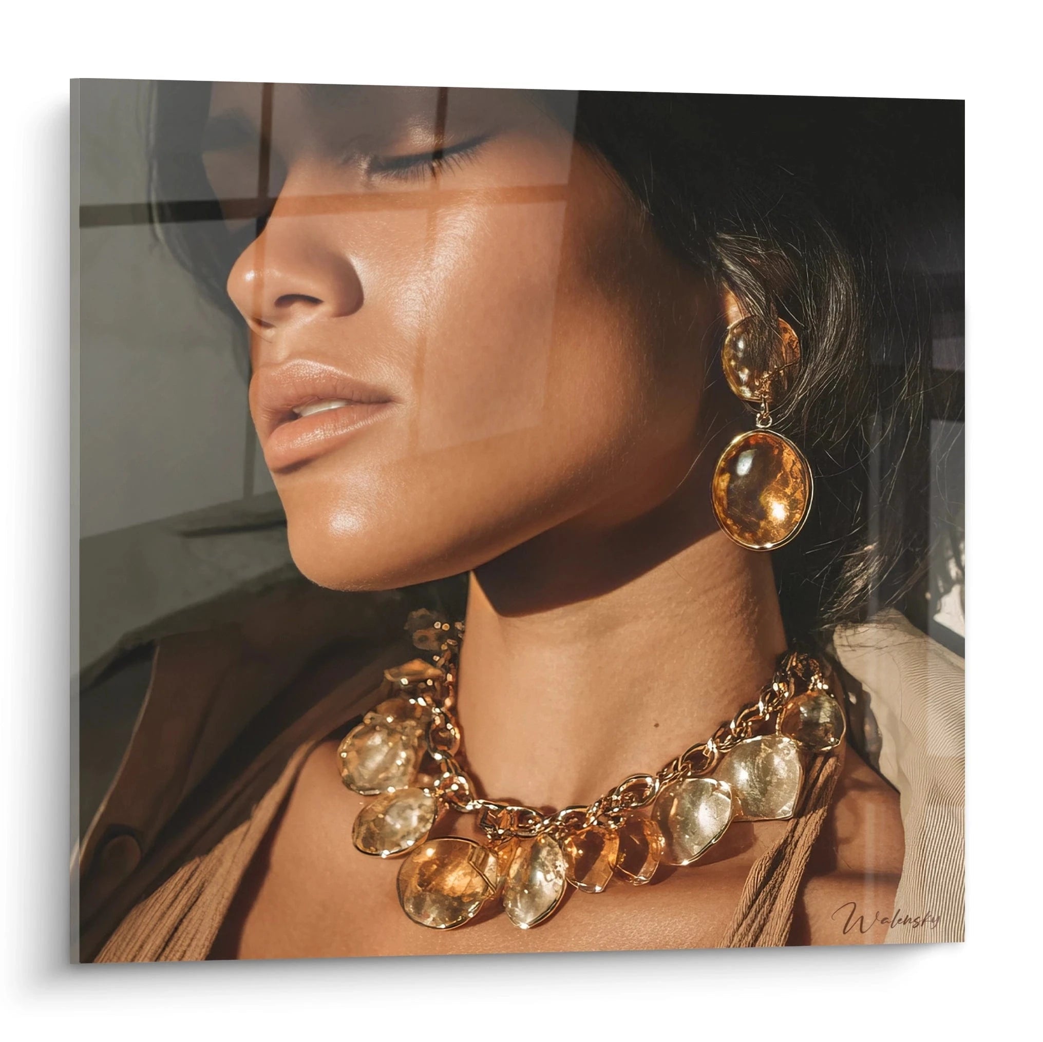 Tableau mural portrait luxe femme mettant en valeur un collier doré et des boucles d'oreilles élégantes