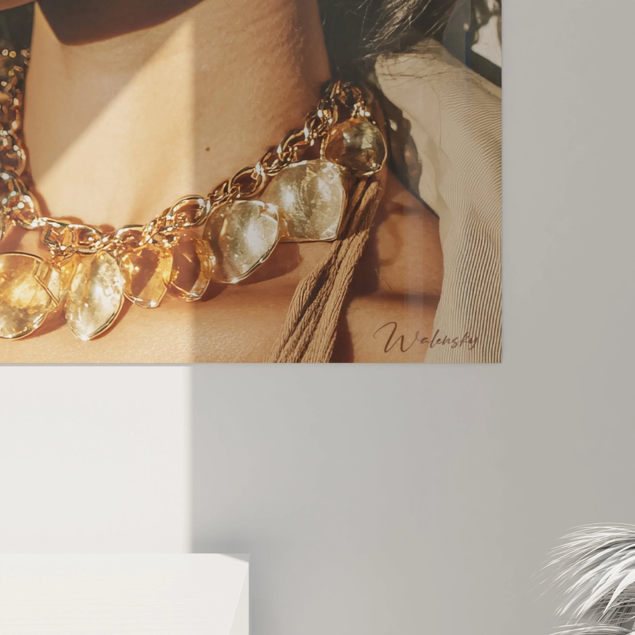 Tableau portrait luxe femme avec collier doré sur fond lumineux par Walensky